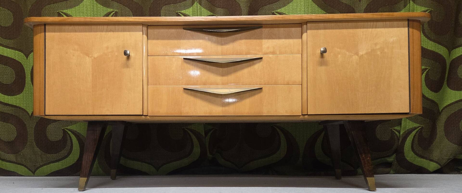 Vintage low enfilade from the 50s/60s – sculptural handles & tapered legs