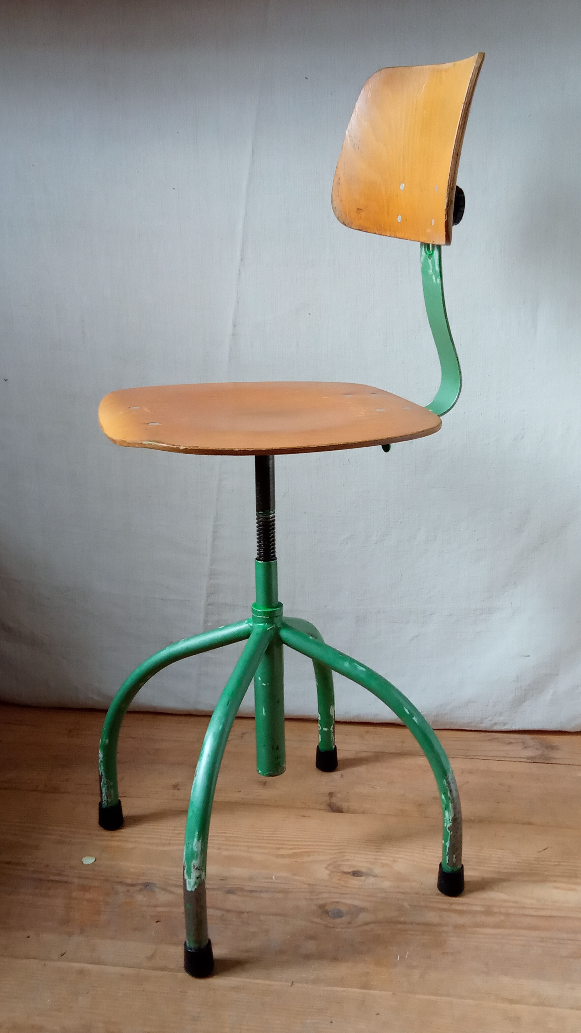 Swivel and telescopic workshop chair