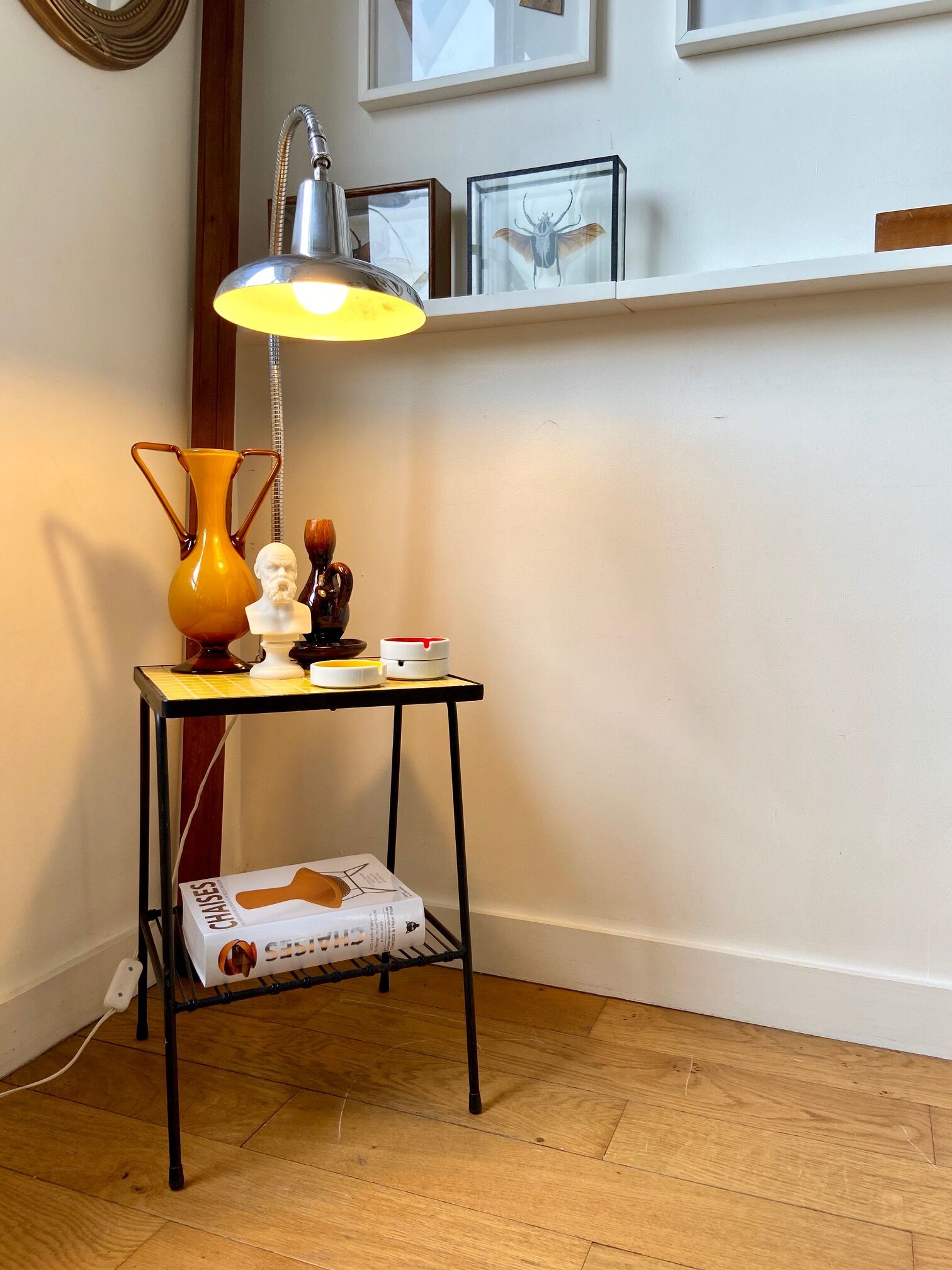 Metal bedside table, scoubidou and chrome lamp