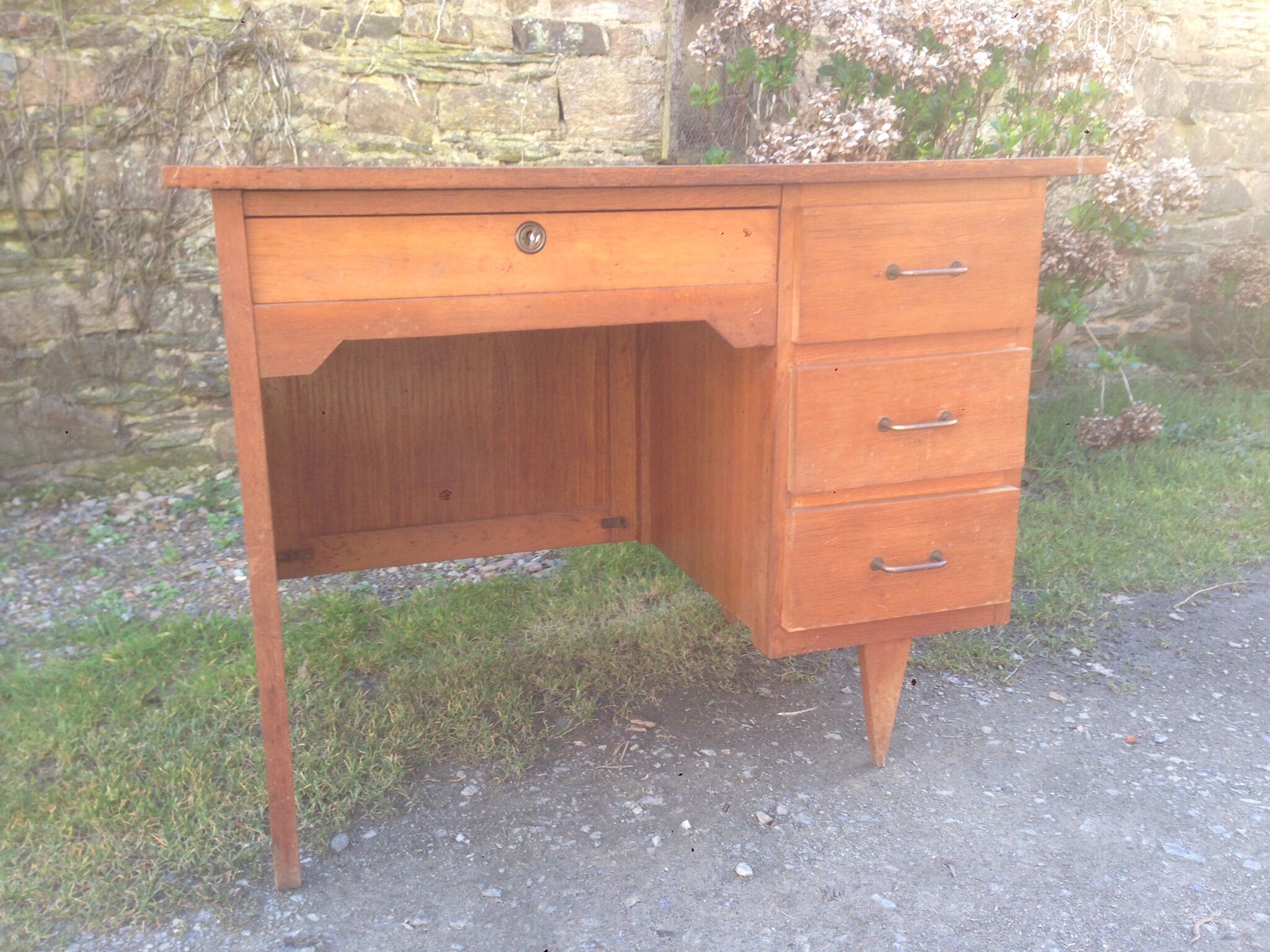 Bureau de secrétaire vintage en chêne pieds compas.