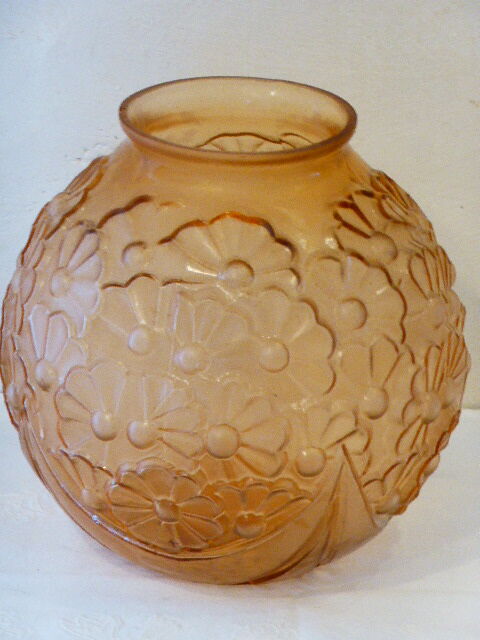 Vase boule en verre depoli rose, fleurs en relief, art deco