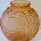 Vase boule en verre depoli rose, fleurs en relief, art deco