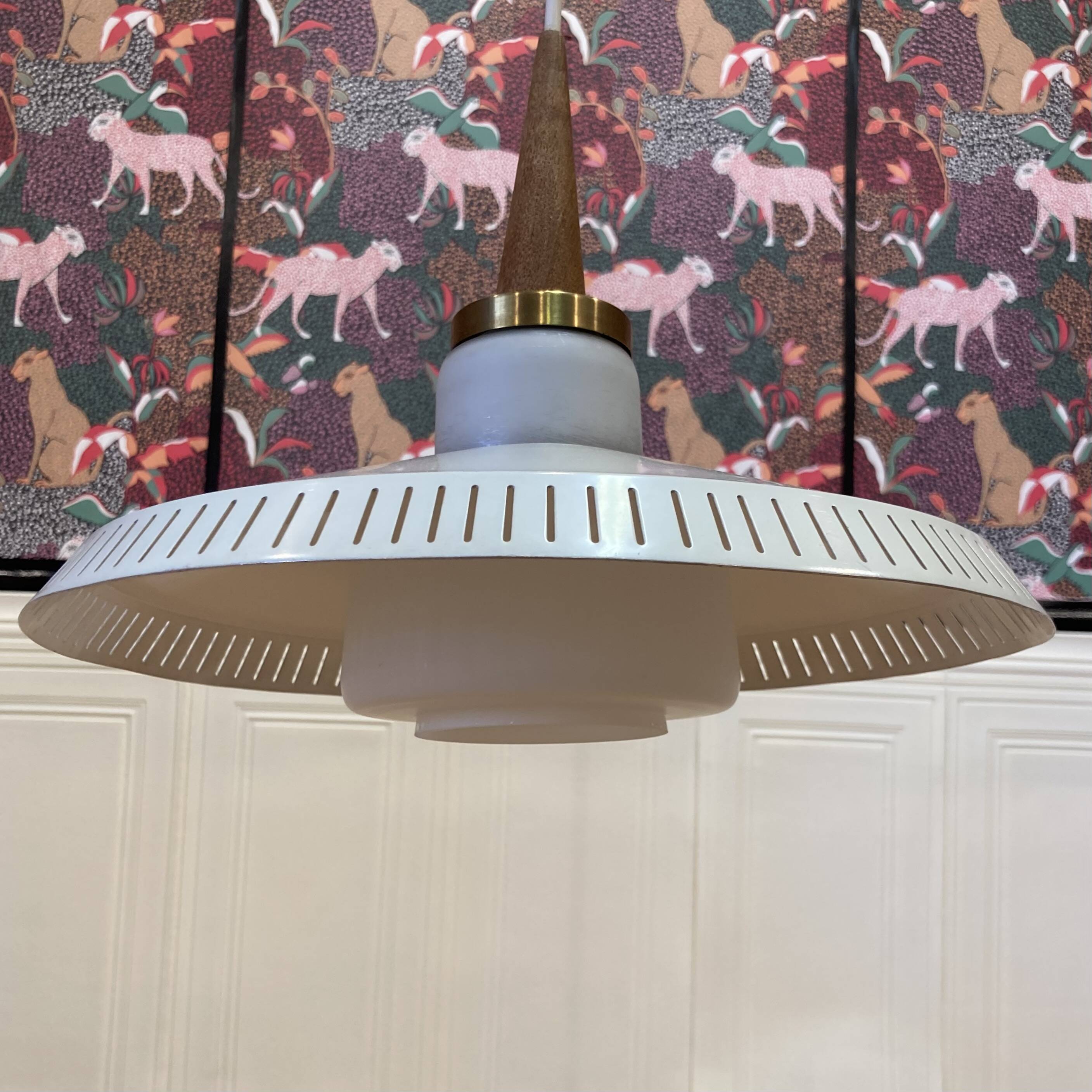 Scandinavian suspension design 1950 metal and opaline.