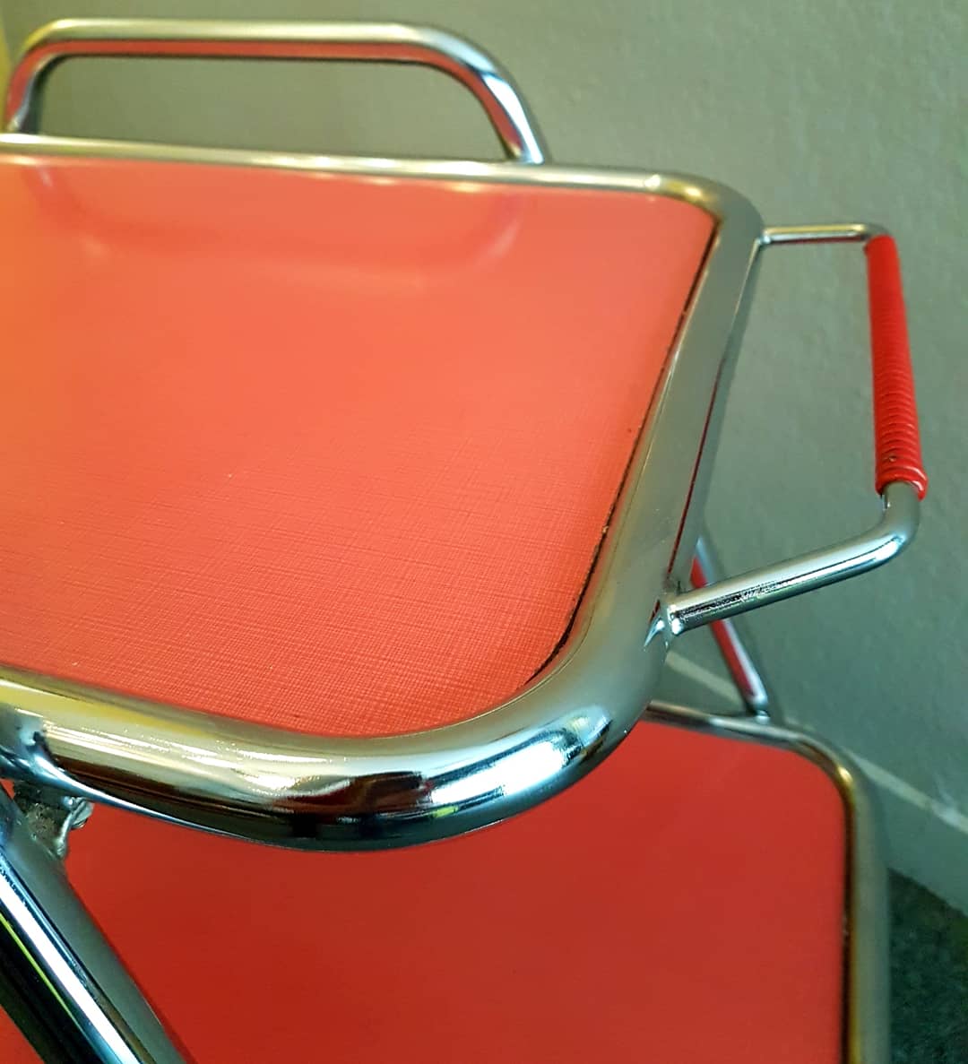 Rolling serving table