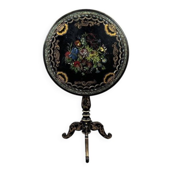 Guéridon Napoléon III en bois peint et incrusté de nacre, XIXe Siècle