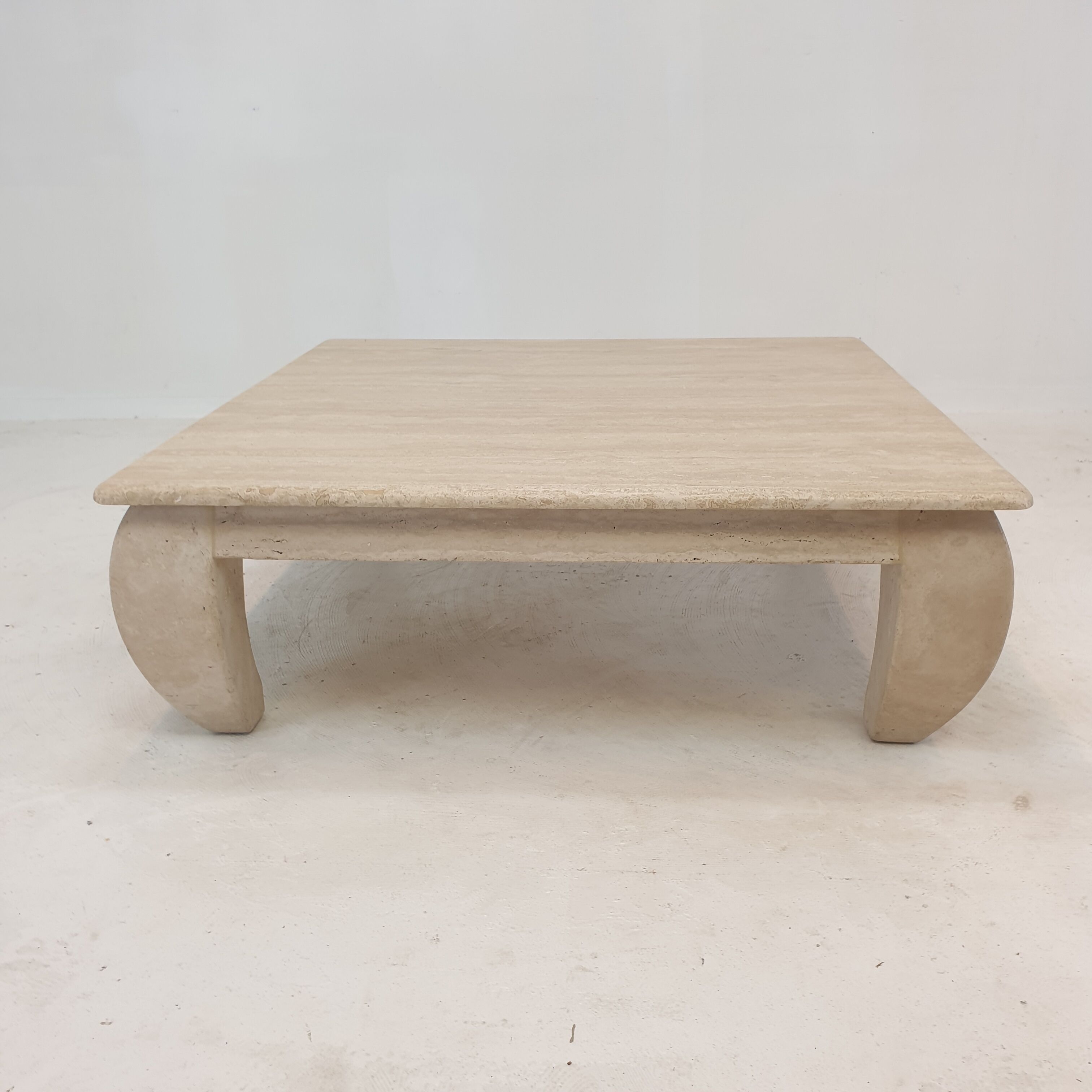 Table basse en travertin italien "Opium", années 1980.