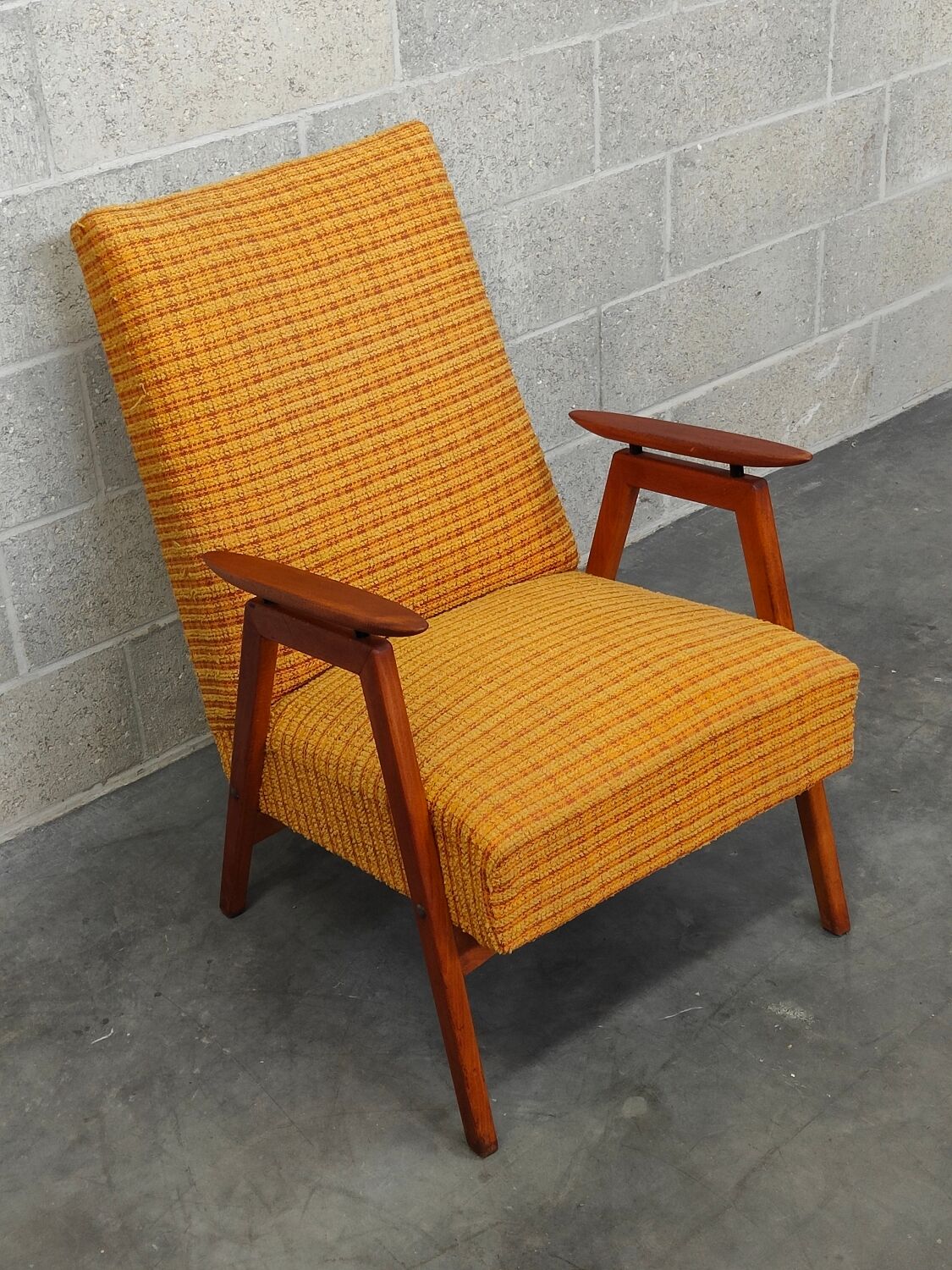 Fauteuil tchèque 1960 tissu jaune géométrique