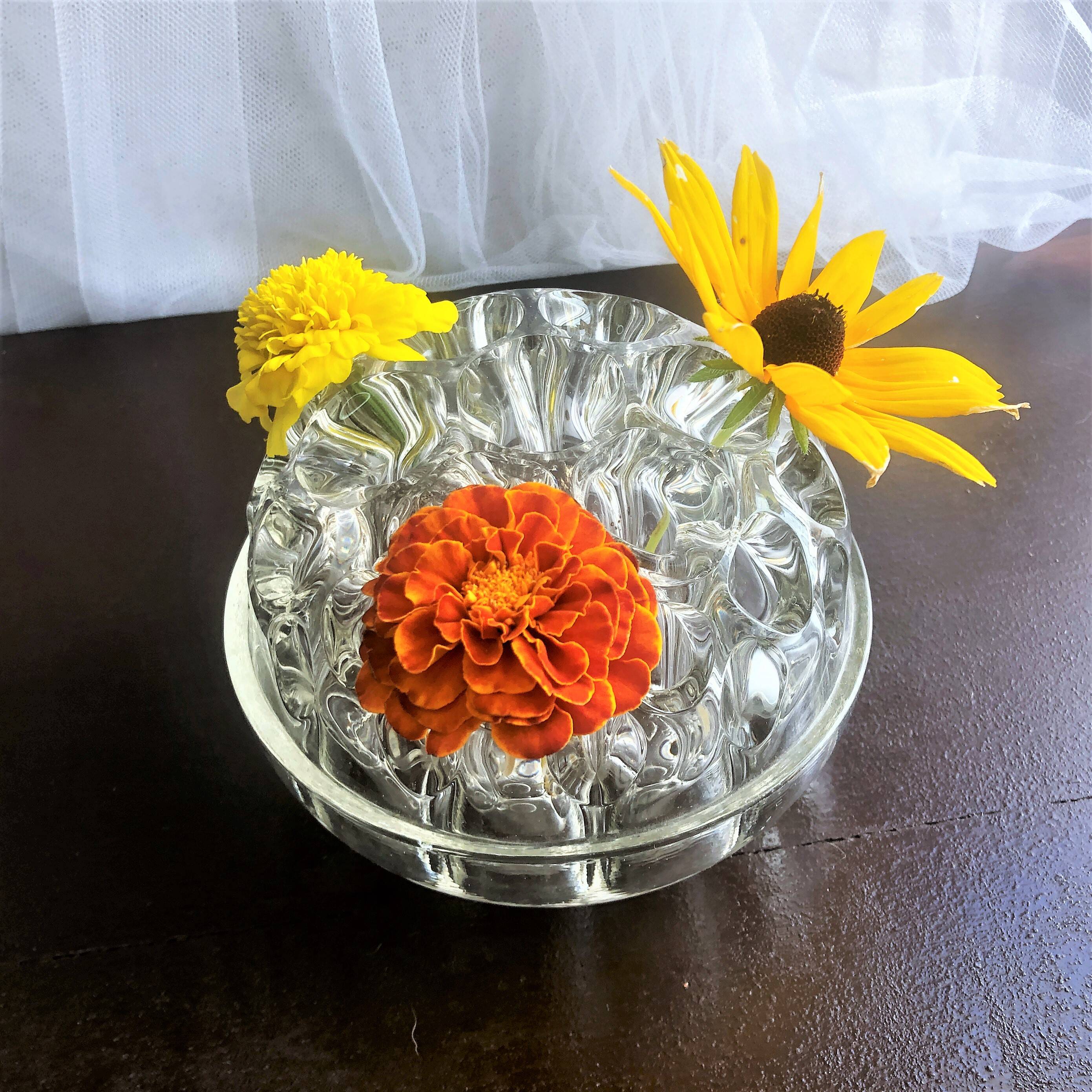 Vase pique-fleurs boule en verre épais à 19 trous France vintage