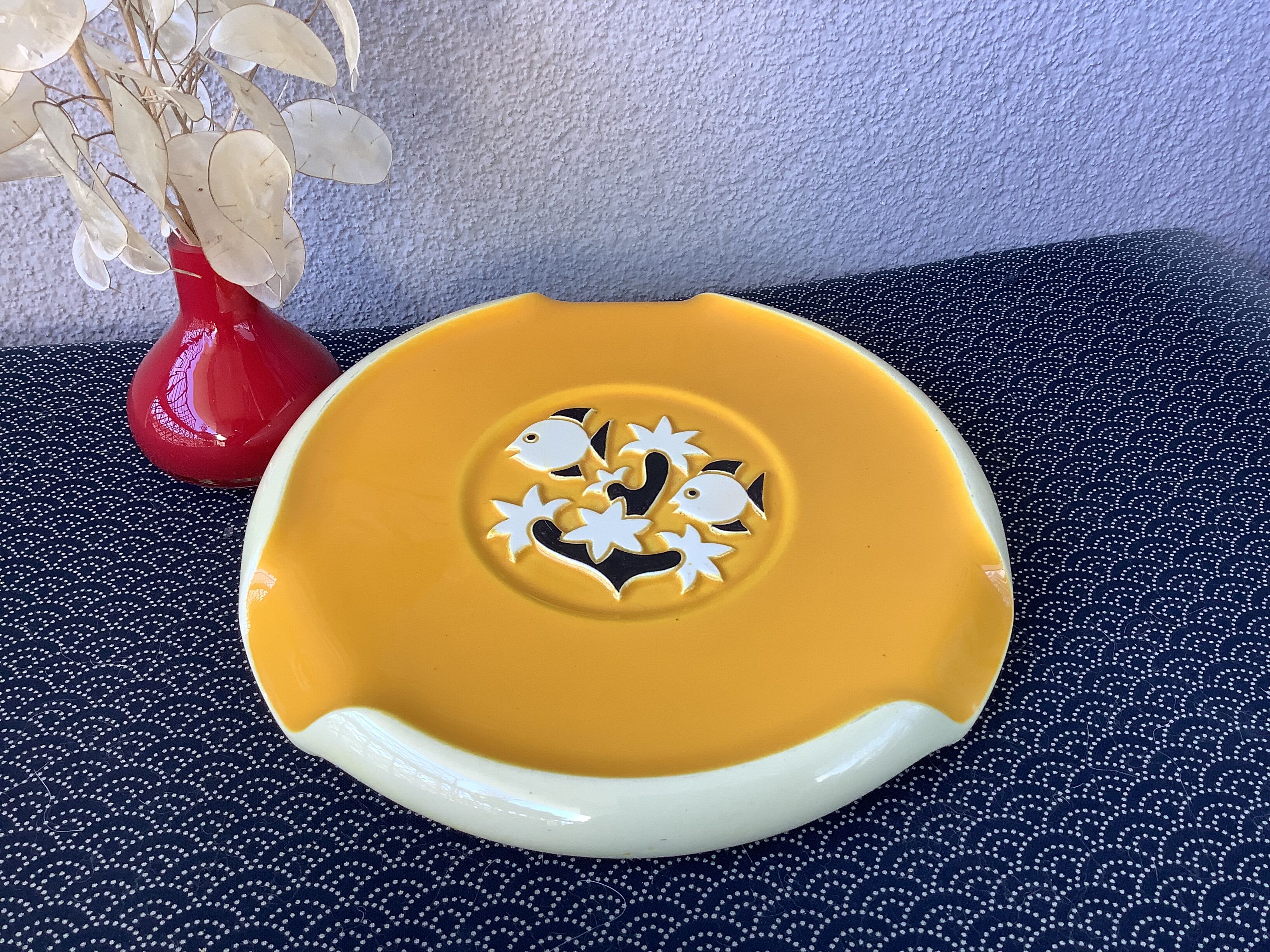 Vallauris trivet with aquatic decoration