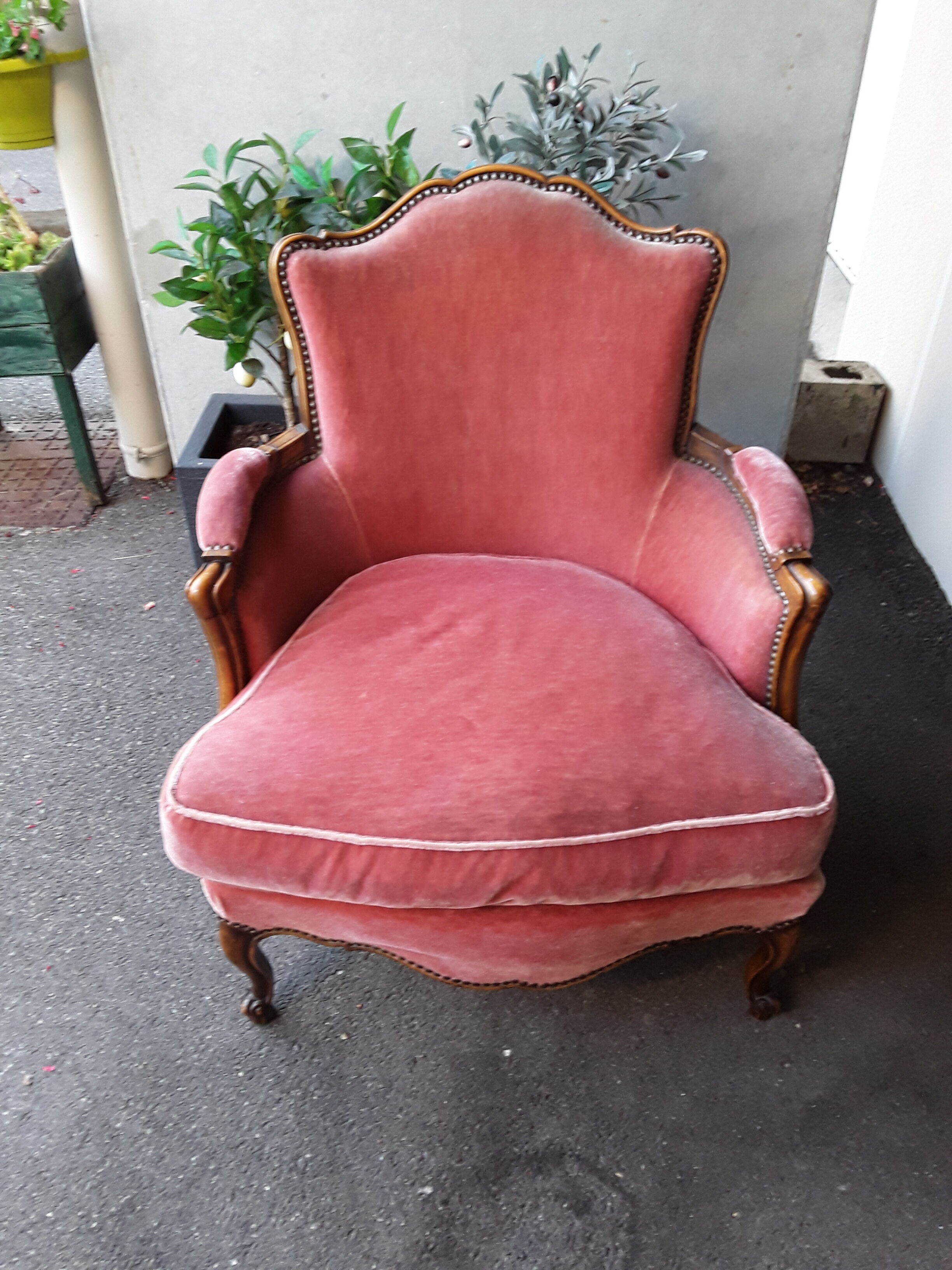 Louis XV-style shepherdess chair
