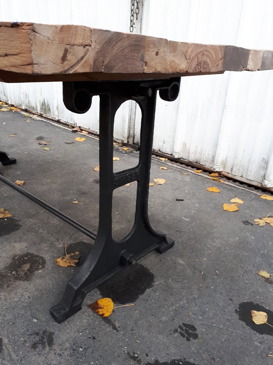 Table design industriel avec superbe piétement en fonte estampillé Singer