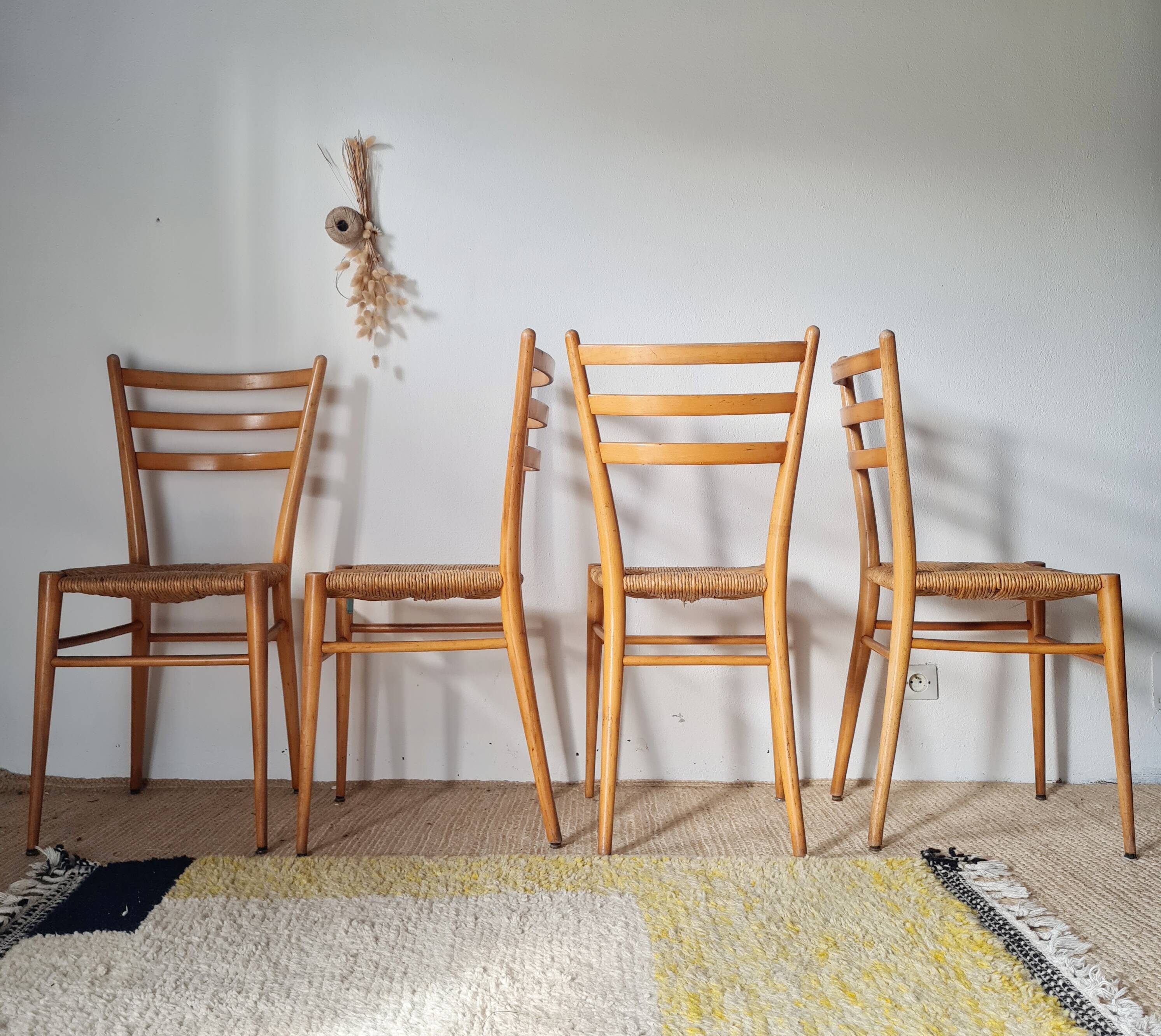 Set of 4 vintage Italian chairs in wood and straw.
