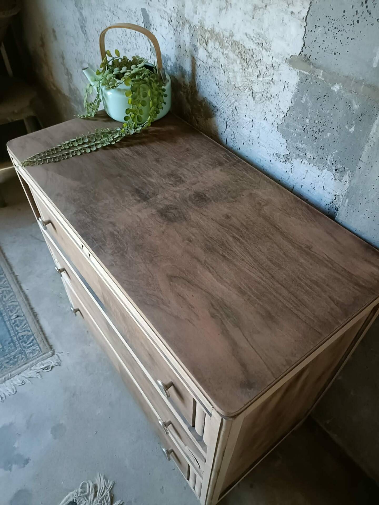 Wooden chest of drawers