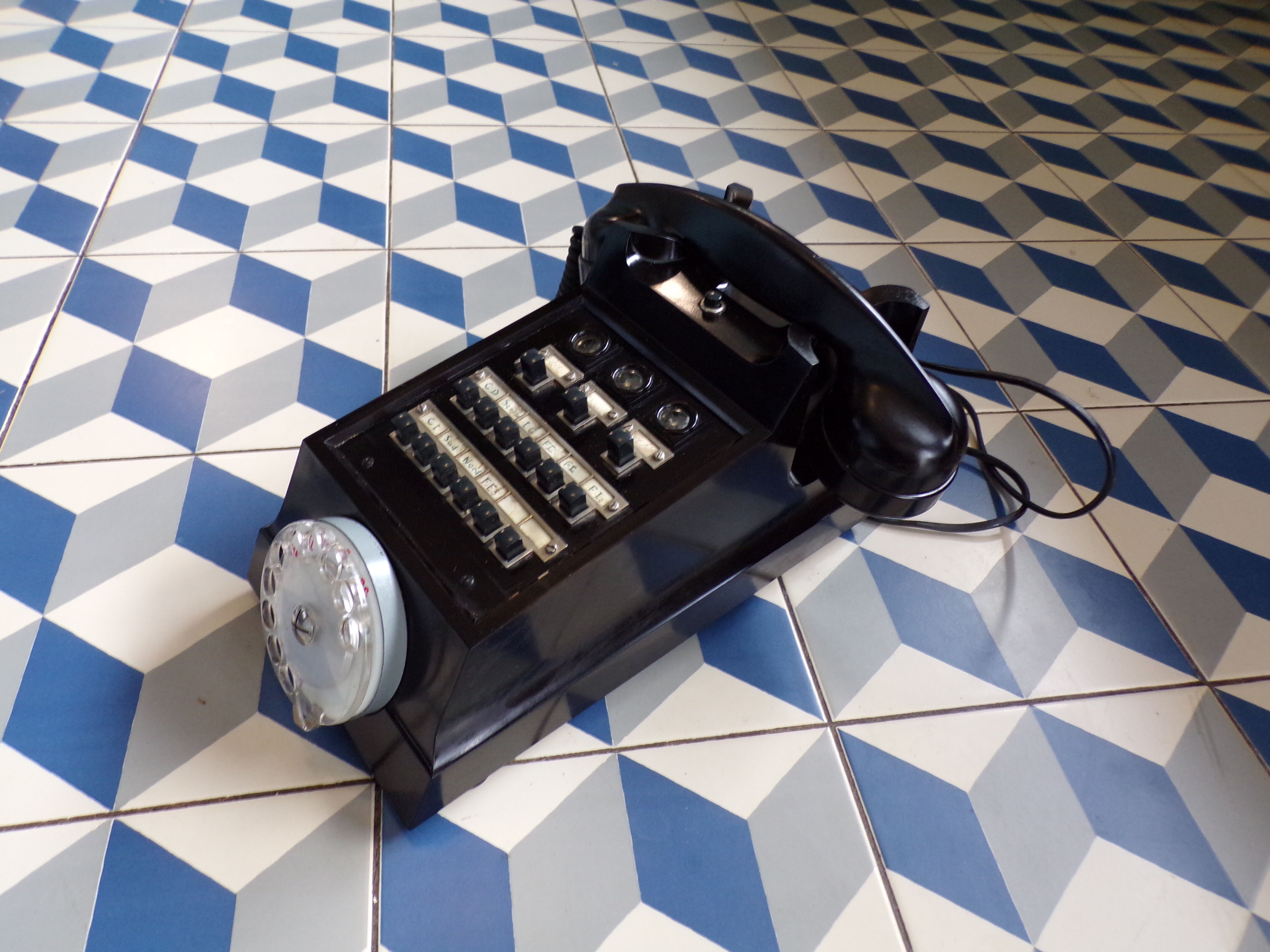 Téléphone vintage de standard en bakélite