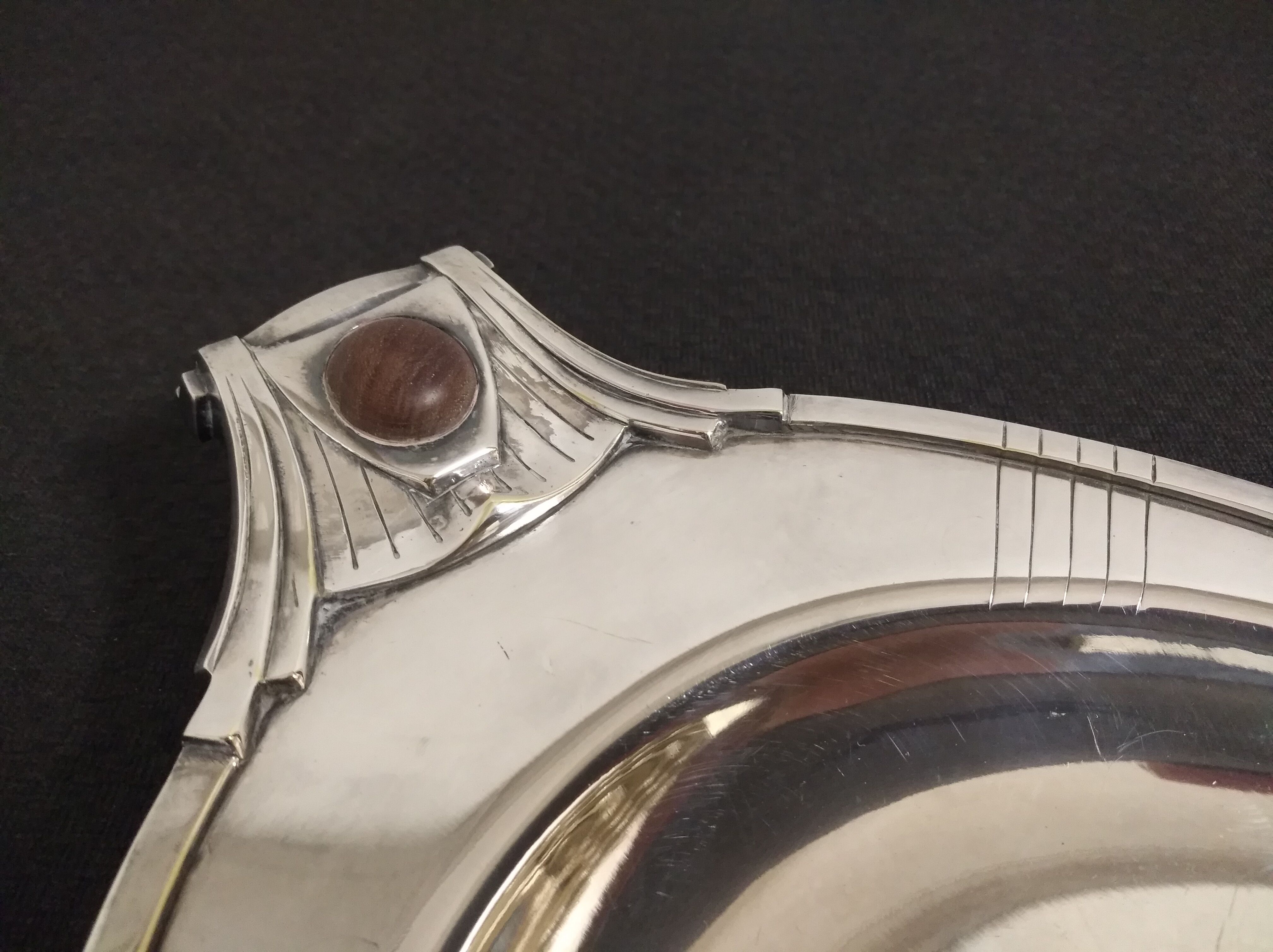Picks crumbs, peel and table brush in silver metal