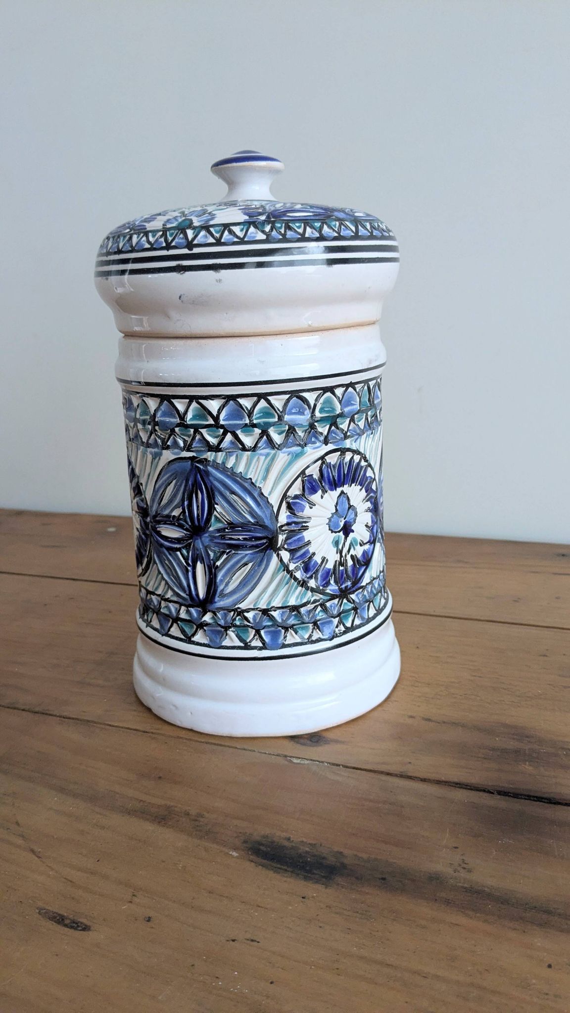 Covered ceramic pot, Tunisian artisan – 1970s – Blue and turquoise