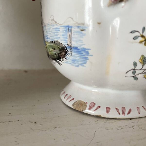 Paire de cache-pots anciens en faïence française , décor scènes champêtres