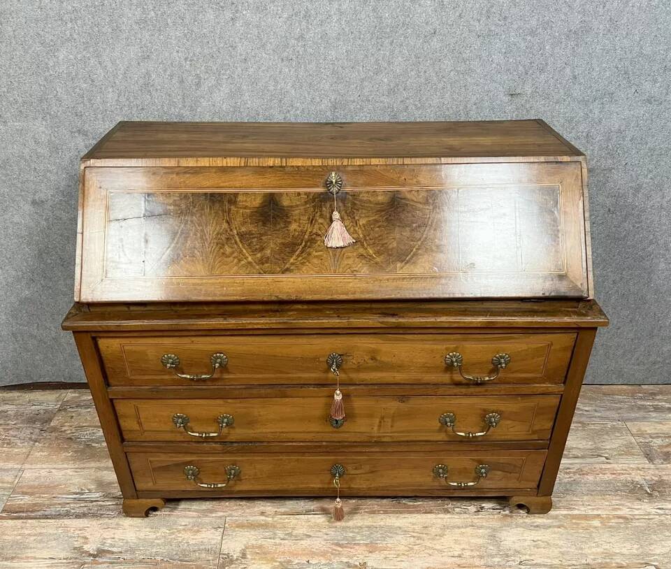 Louis XV period chest of drawers in walnut, burl and marquetry threads