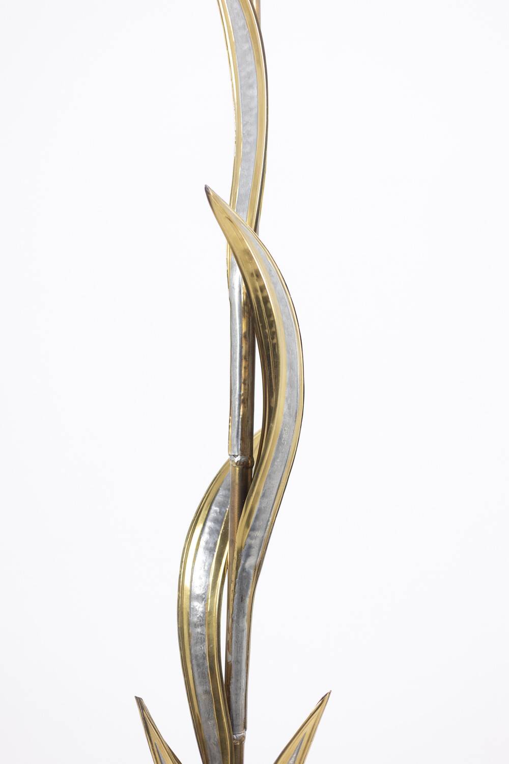 Maison Honoré. Lampadaire en laiton doré. Circa 1970.