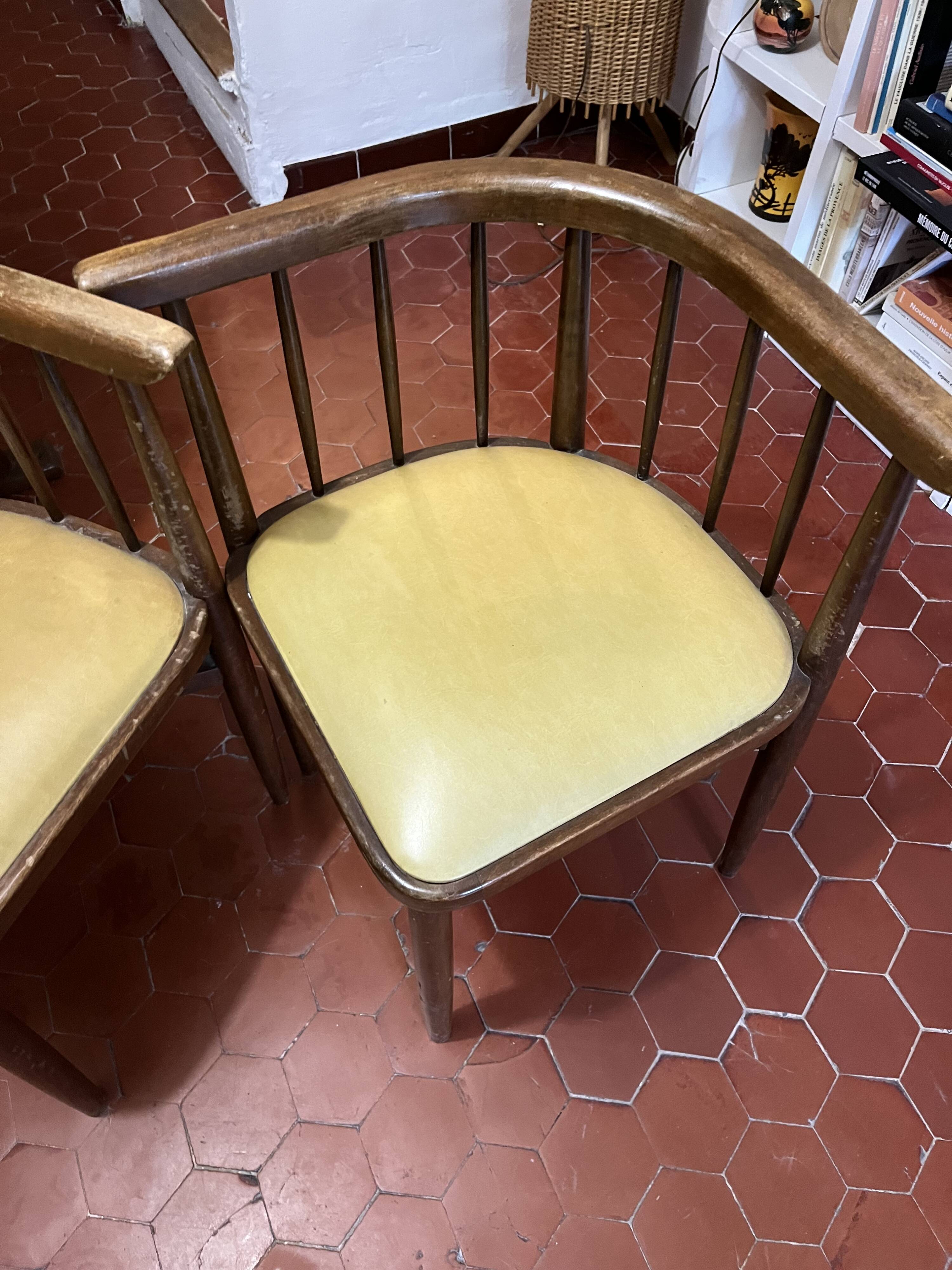 Table carrée et quatre chaises encastrables