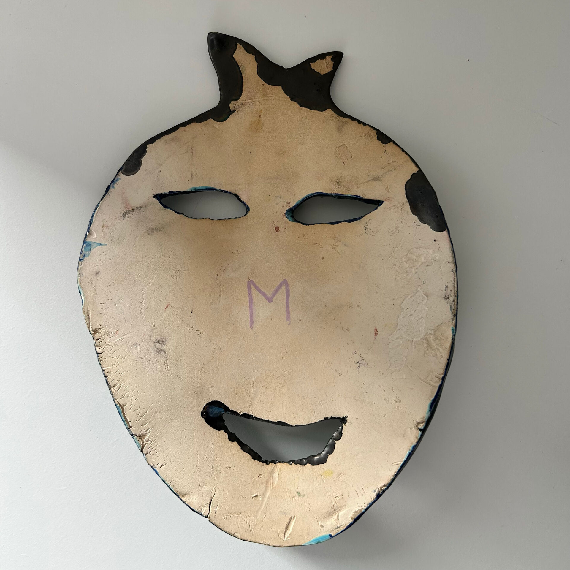 Masque brutaliste signé