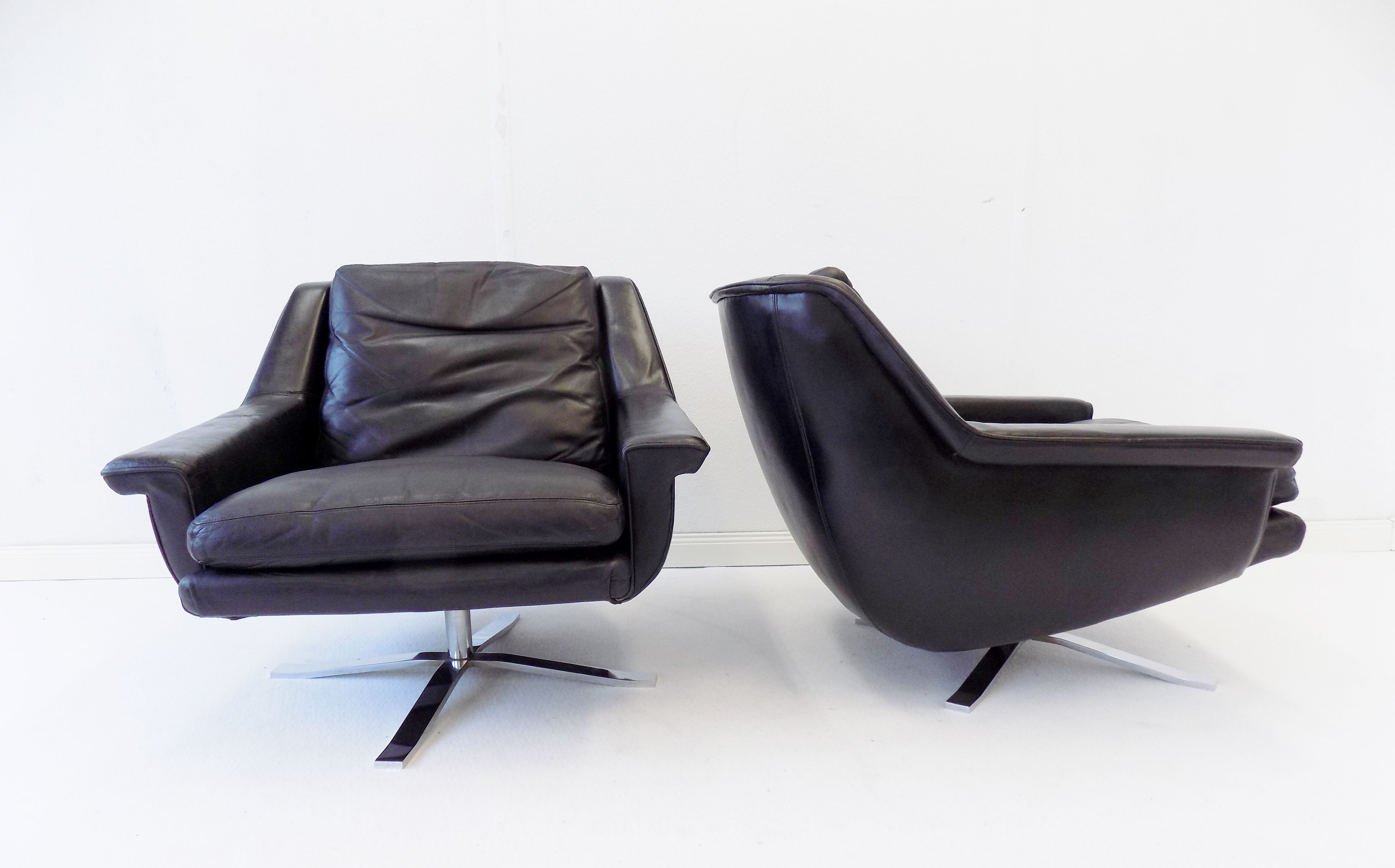 ESA model 802 pair of black leather lounge chairs by Werner Langenfeld
