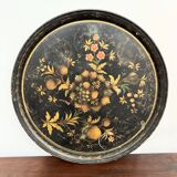 Round plateau, 19th century, painted black with fruit and grape decoration (49 cm)