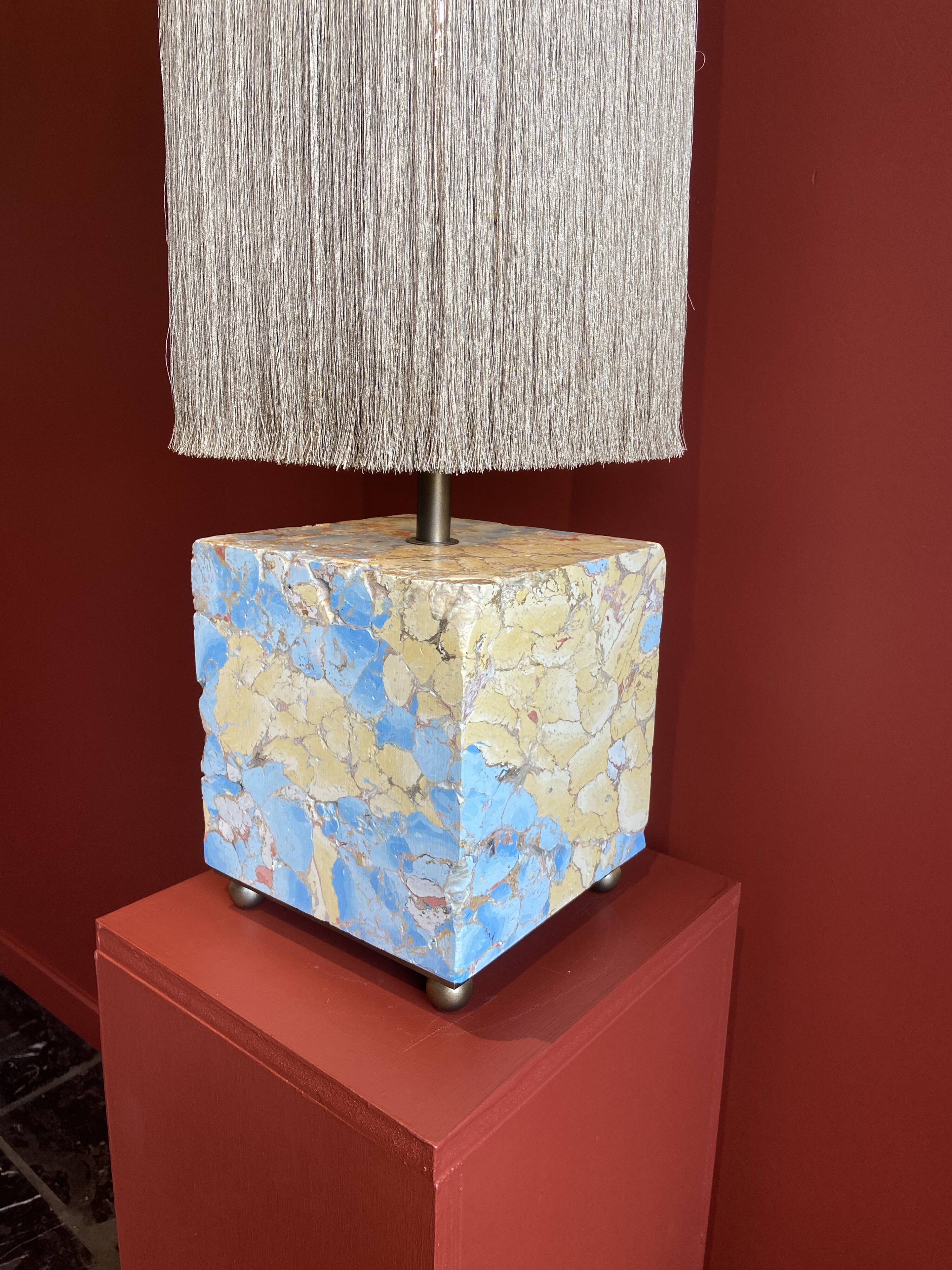 Base stuck blue beige marble-plaster, fringed lampshade Houles, 21st century.