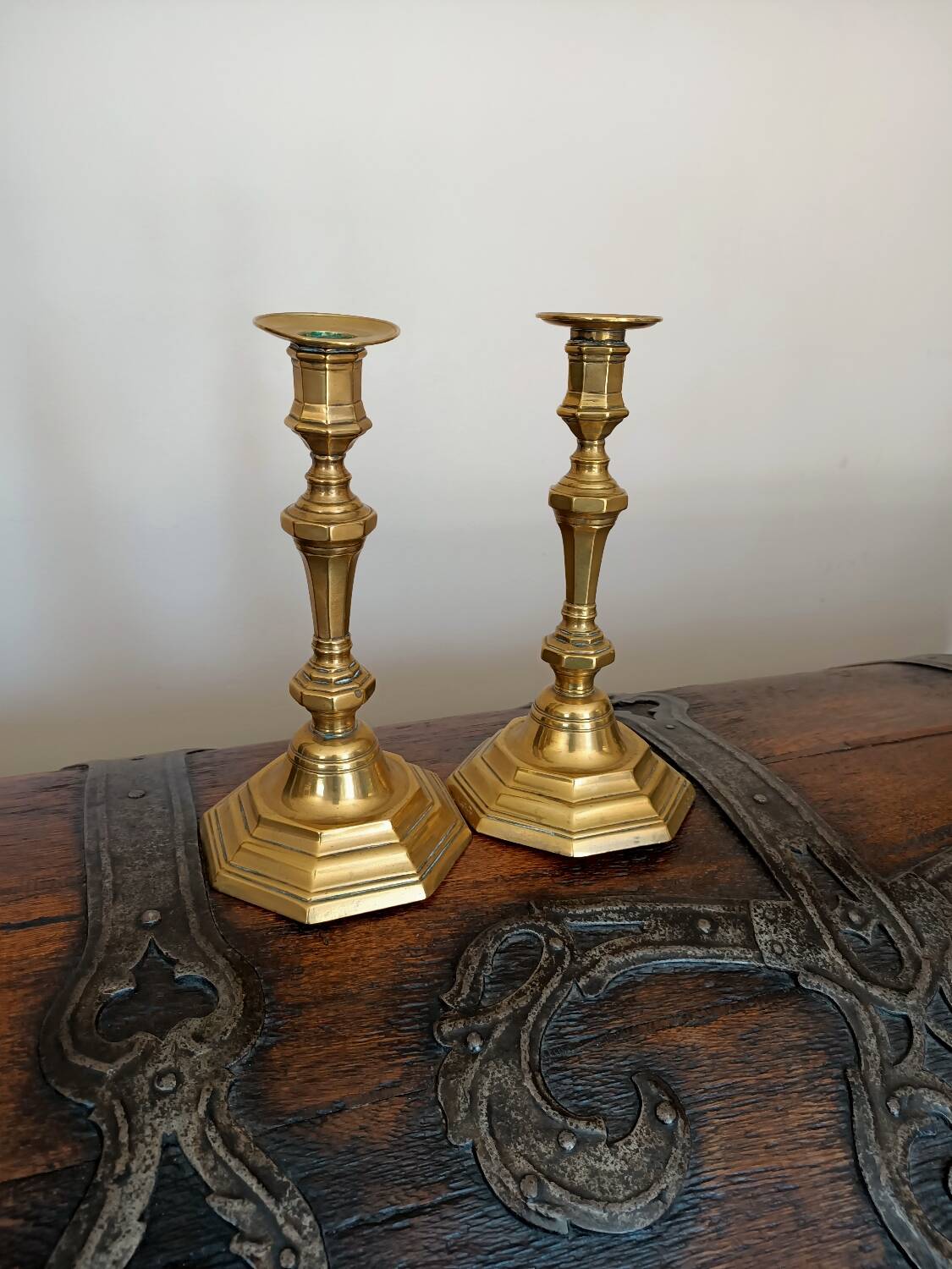 Paire de bougeoirs en bronze d'époque XVIIIe