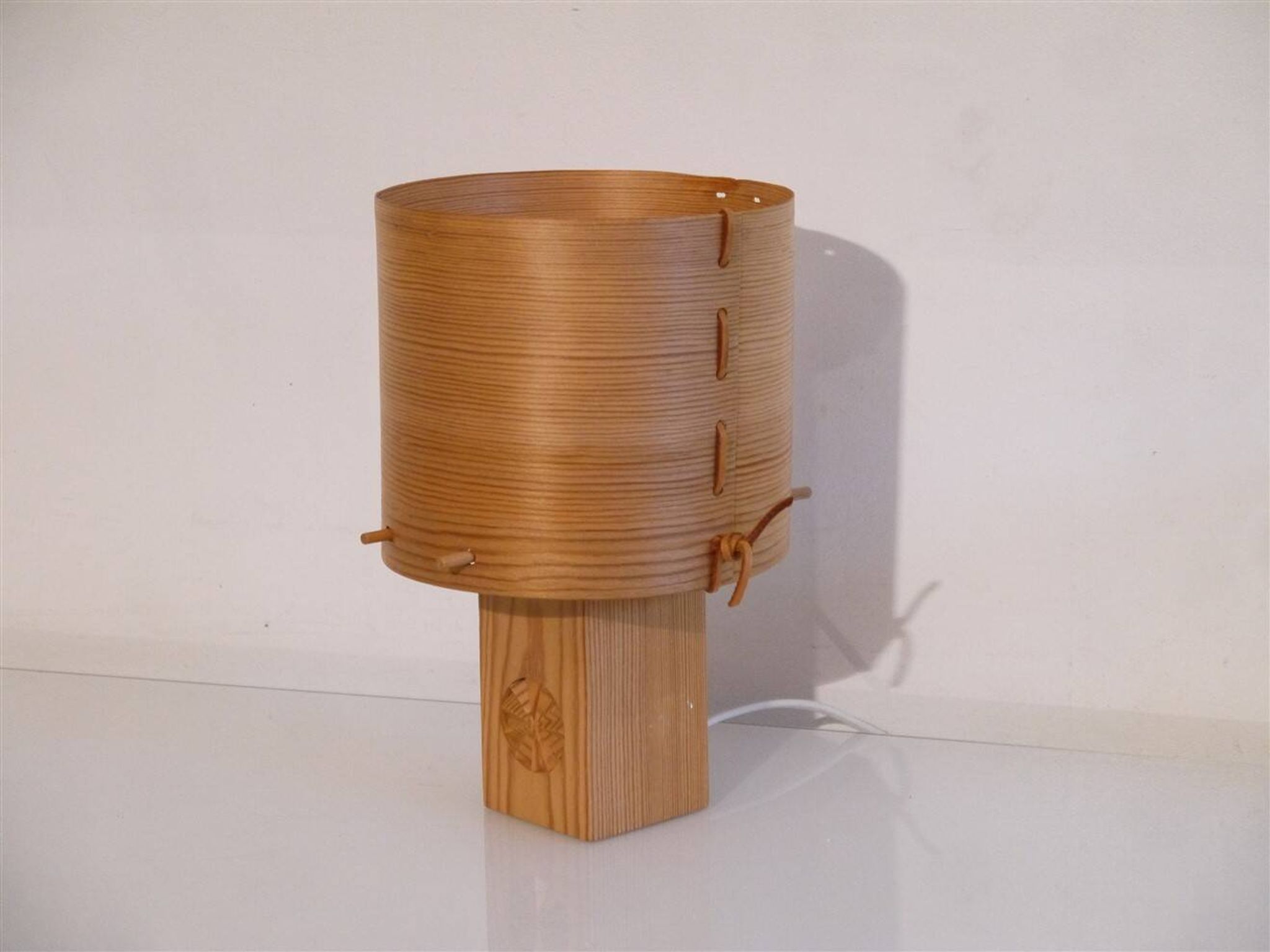 Lampe suedoise en bois 1970