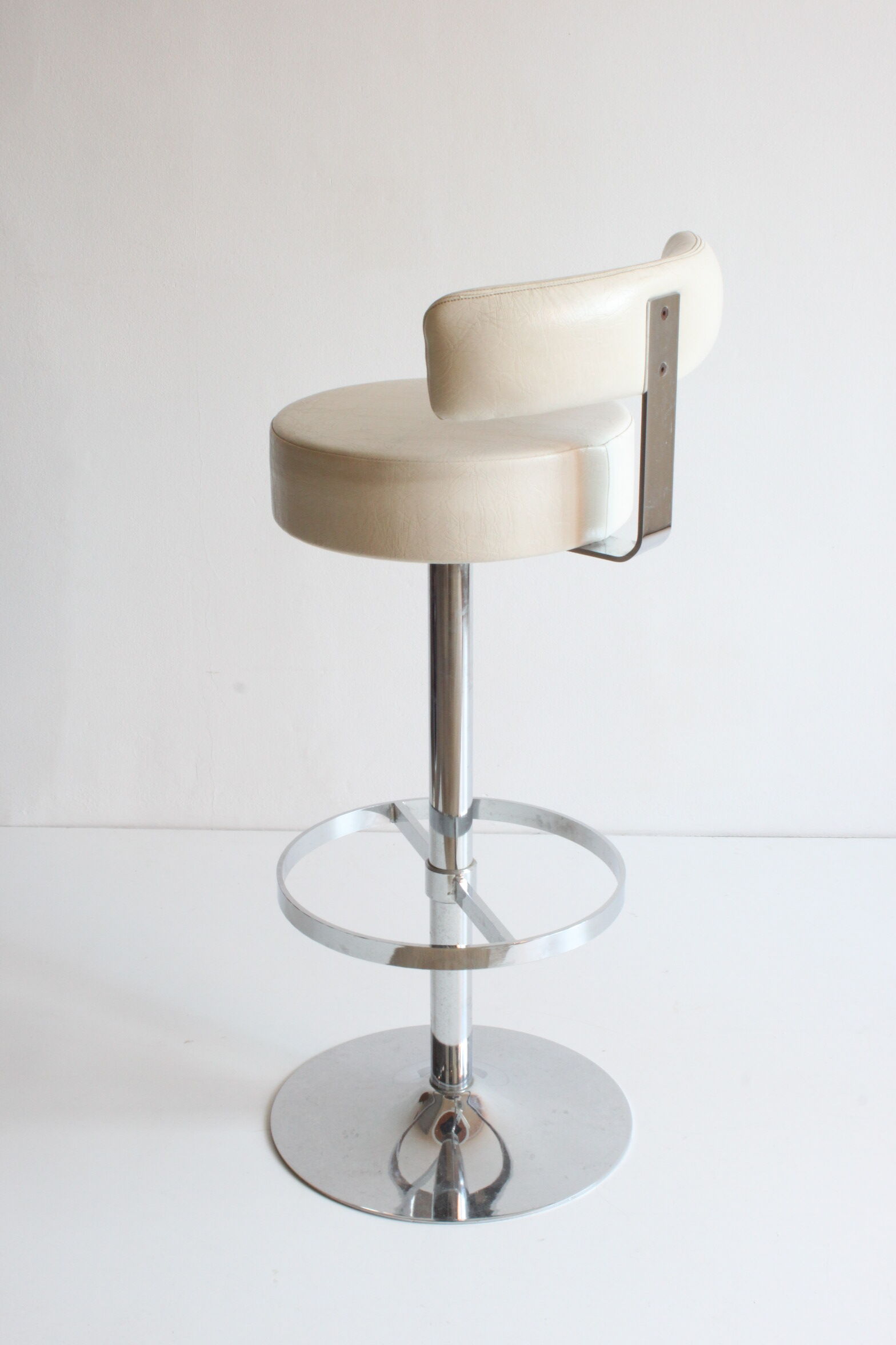 Chrome bar stool in white skai, 1960s.
