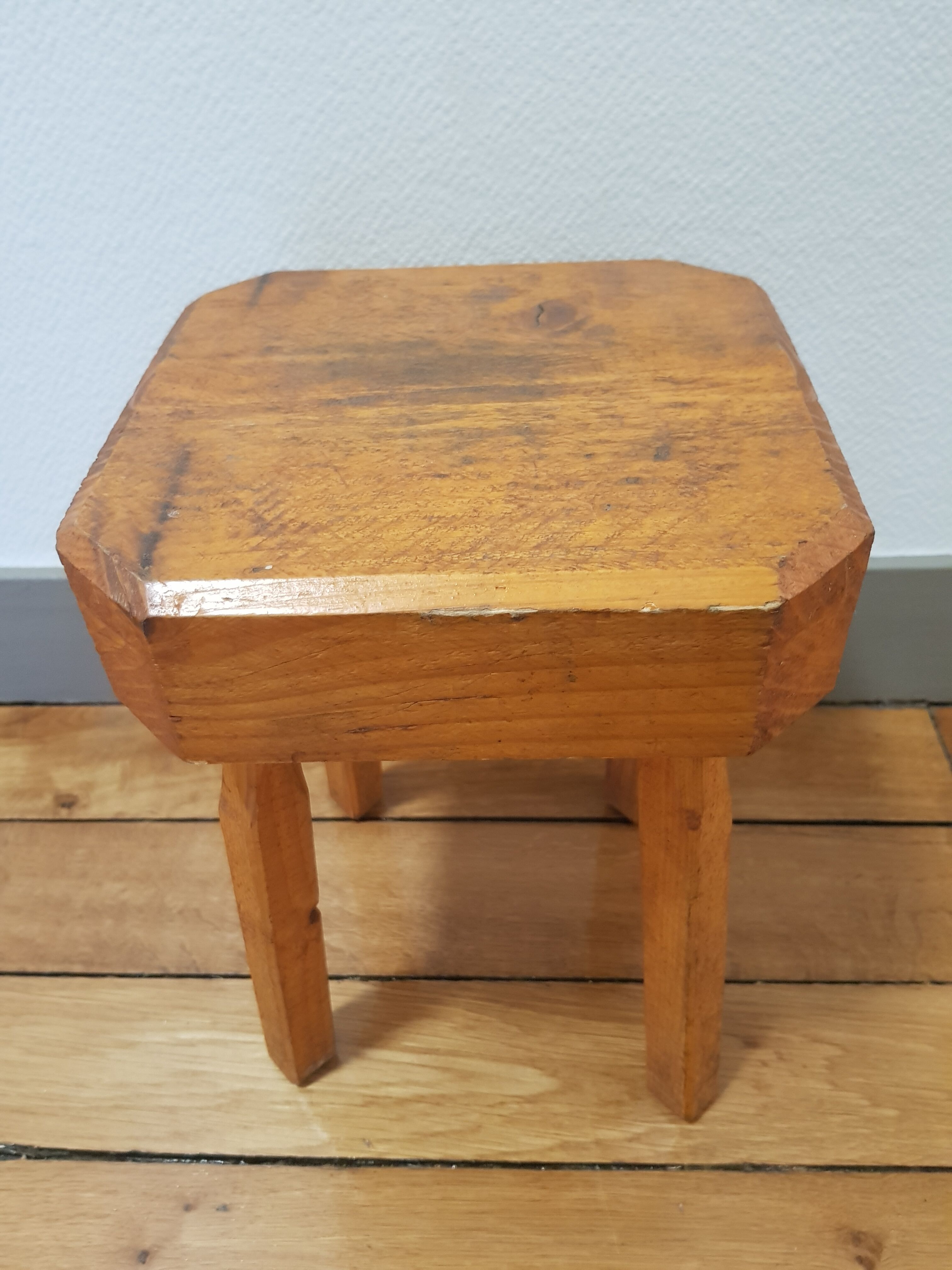 Brutalist tabouret