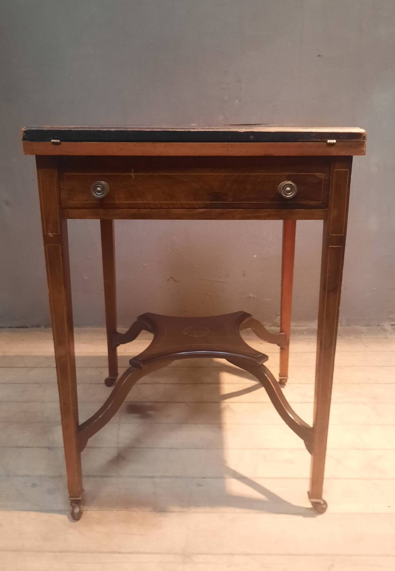 Table d'appoint, à jeu dite "mouchoir"