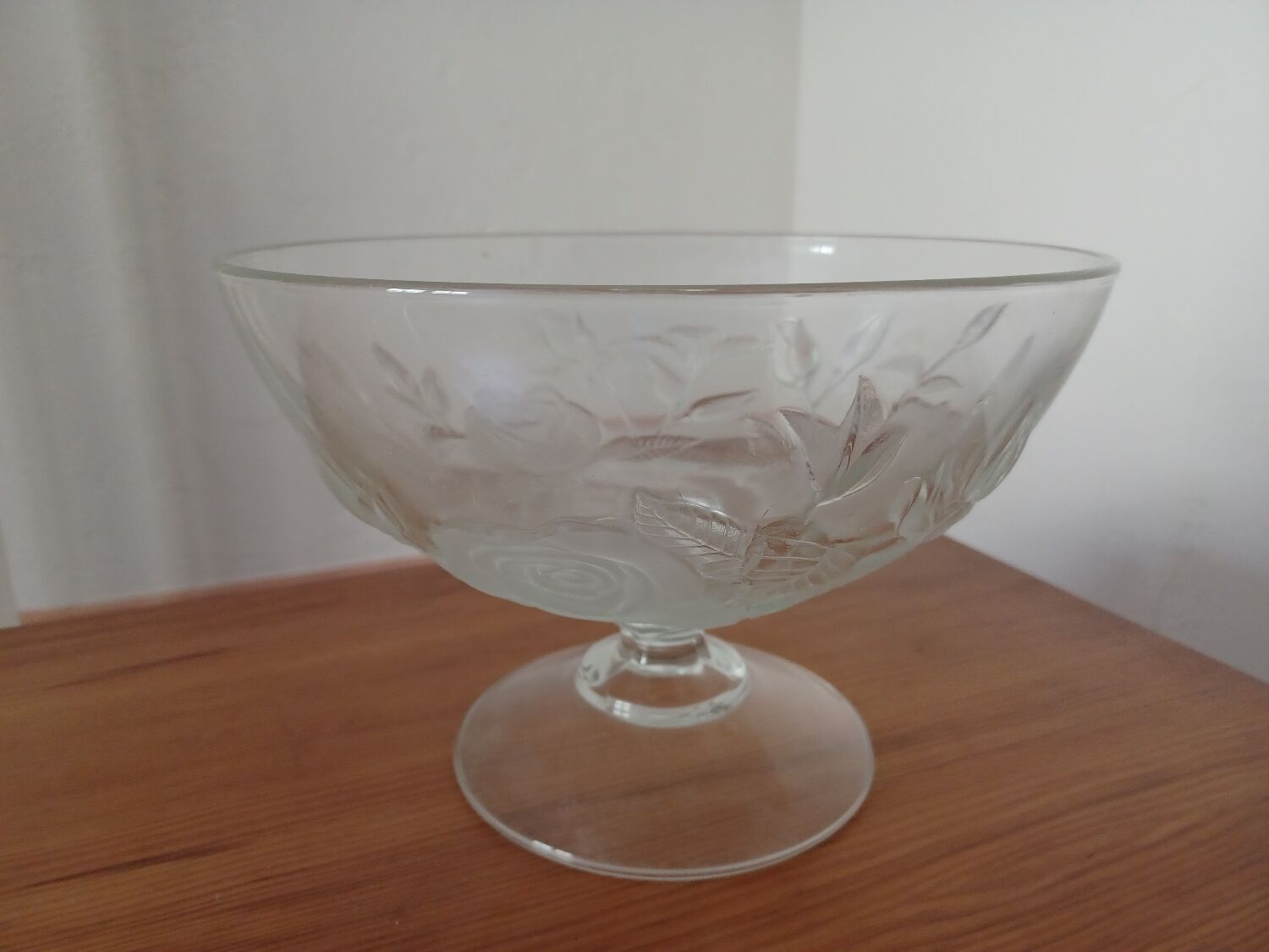 Decorated glass fruit bowl