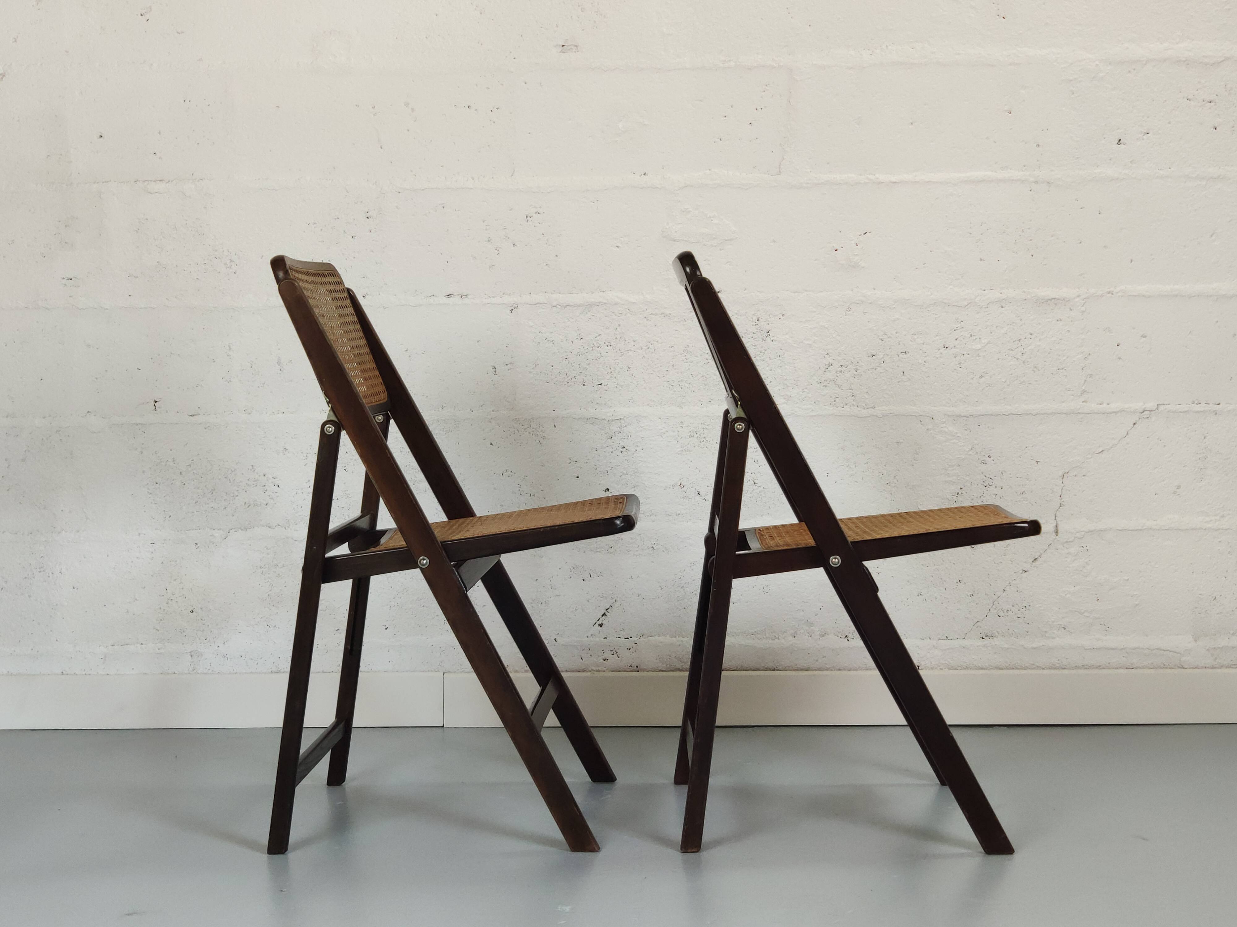 Pair of folding chairs canned
