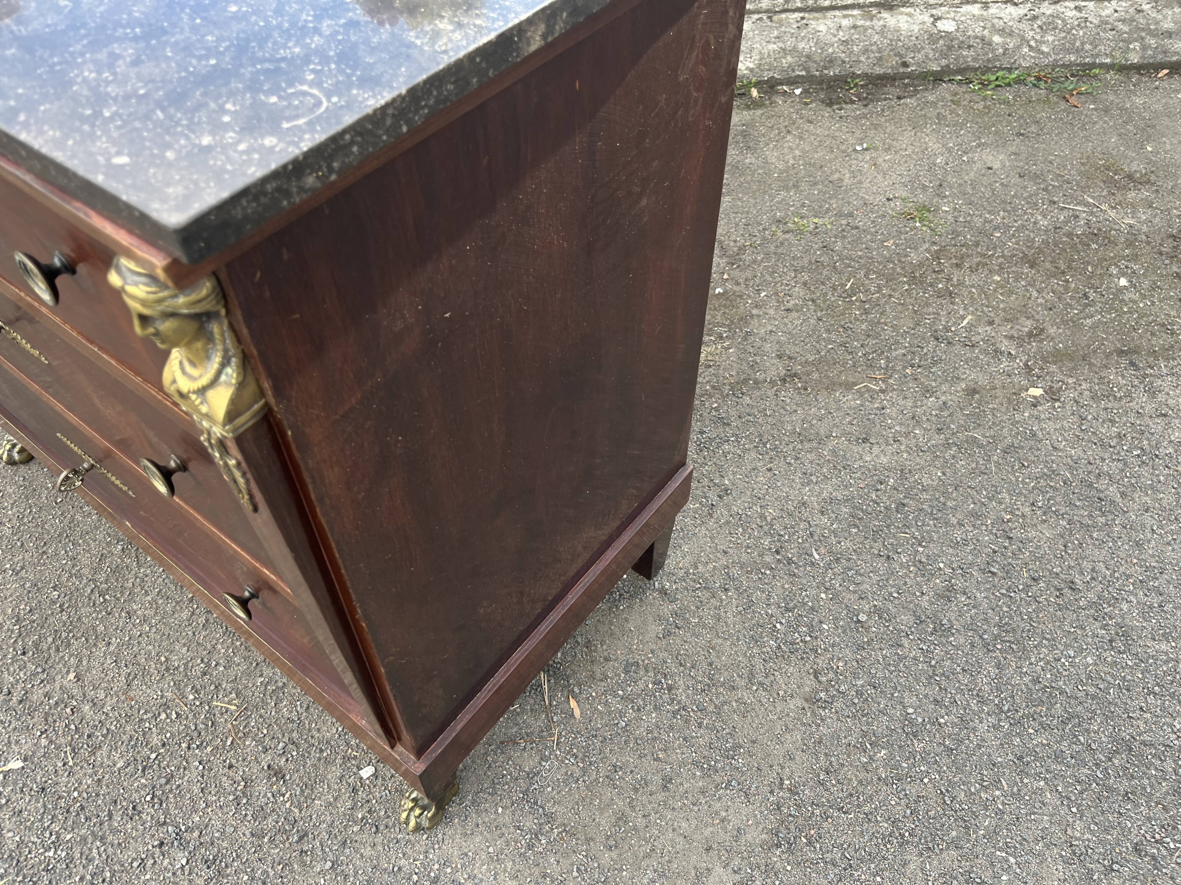 Commode Retour d’Égypte en acajou et bronze doré – dessus marbre noir