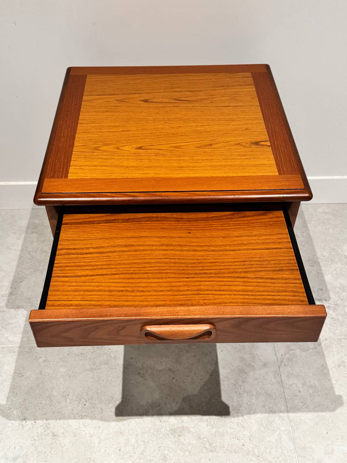 G-PLAN table/bedside table