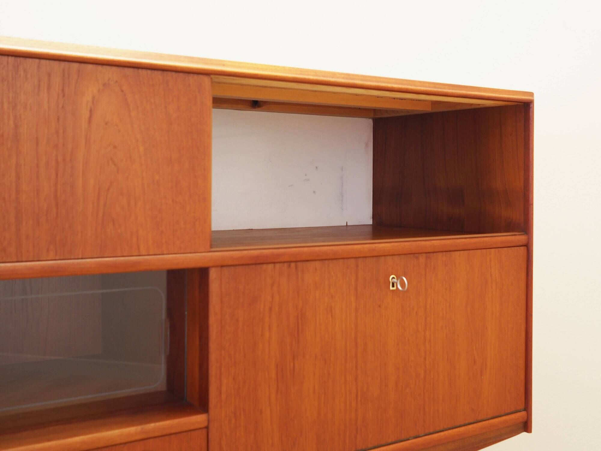Buffet haut en teck, design danois, années 1970, production : Danemark