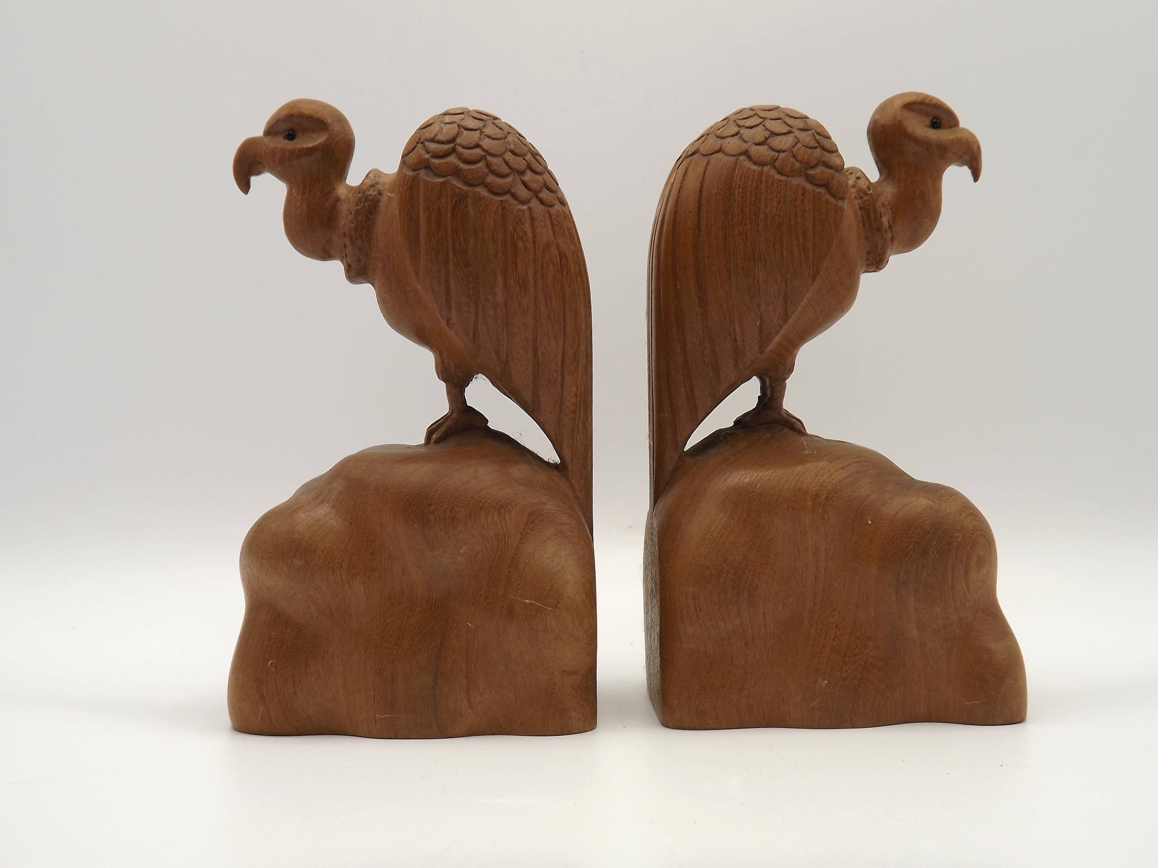 Paire de serre-livres en bois figurant des vautours