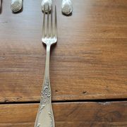 10 cuillères et 10 fourchettes à dessert anciennes en métal argenté