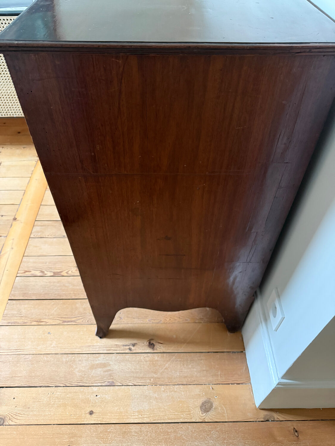 George III Commode in Flamed Mahogany - Hepplewhite Style, circa 1800