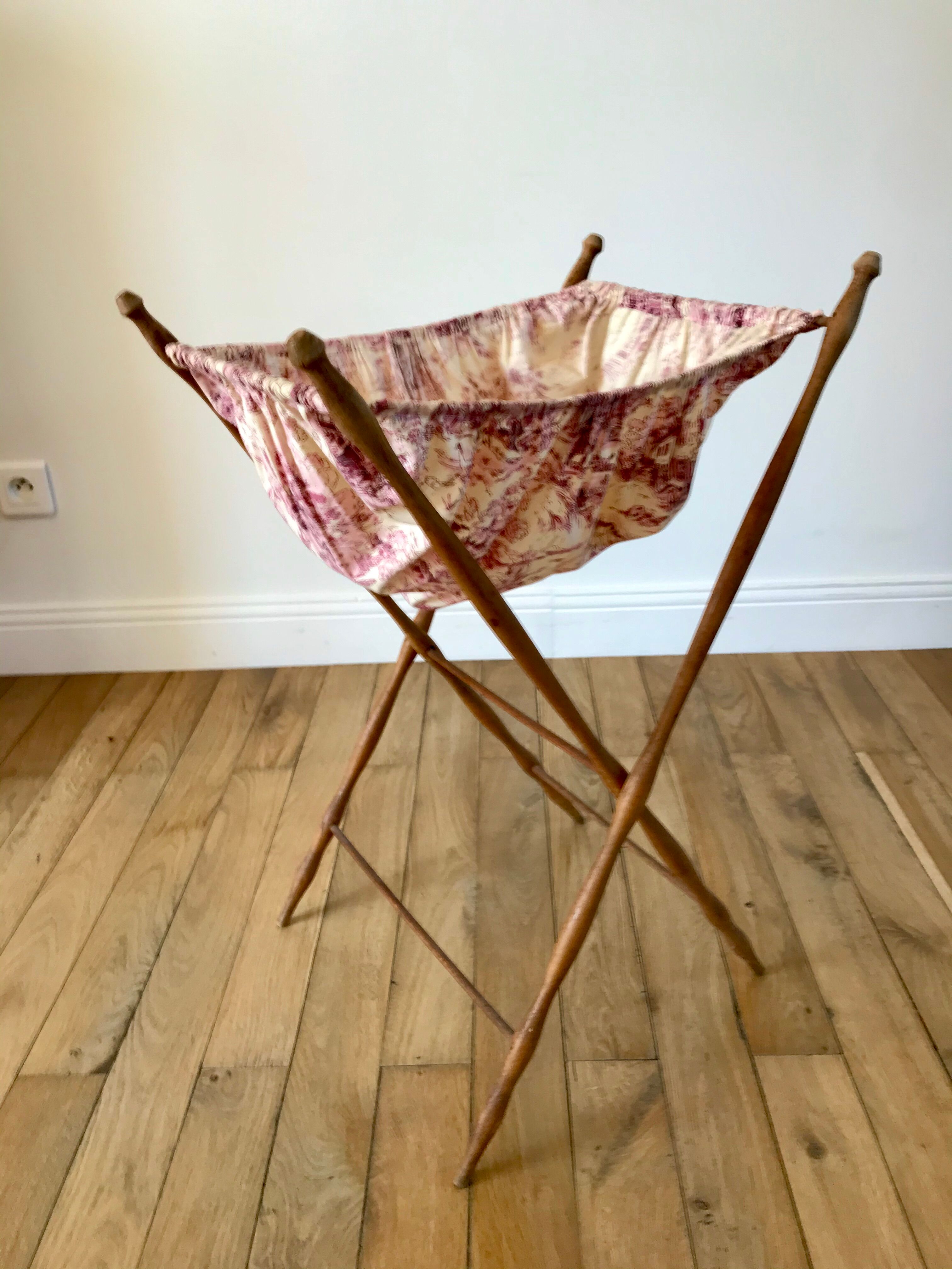 Travailleuse / panier sur pied ancien en bois de hêtre et toile de jouy début xx