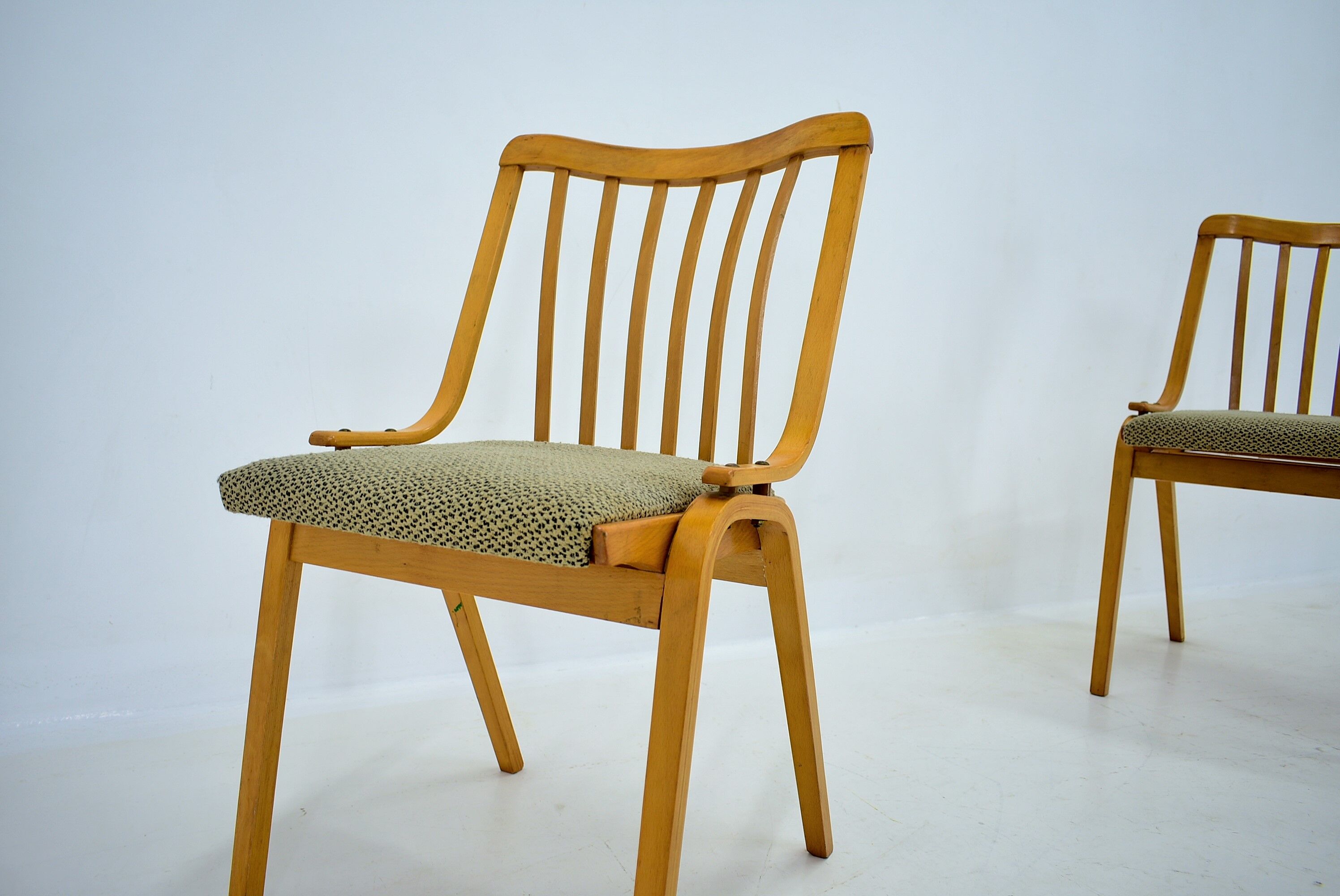 Ensemble de 4 chaises de salle à manger conçu par Antonín Šuman, années 1960