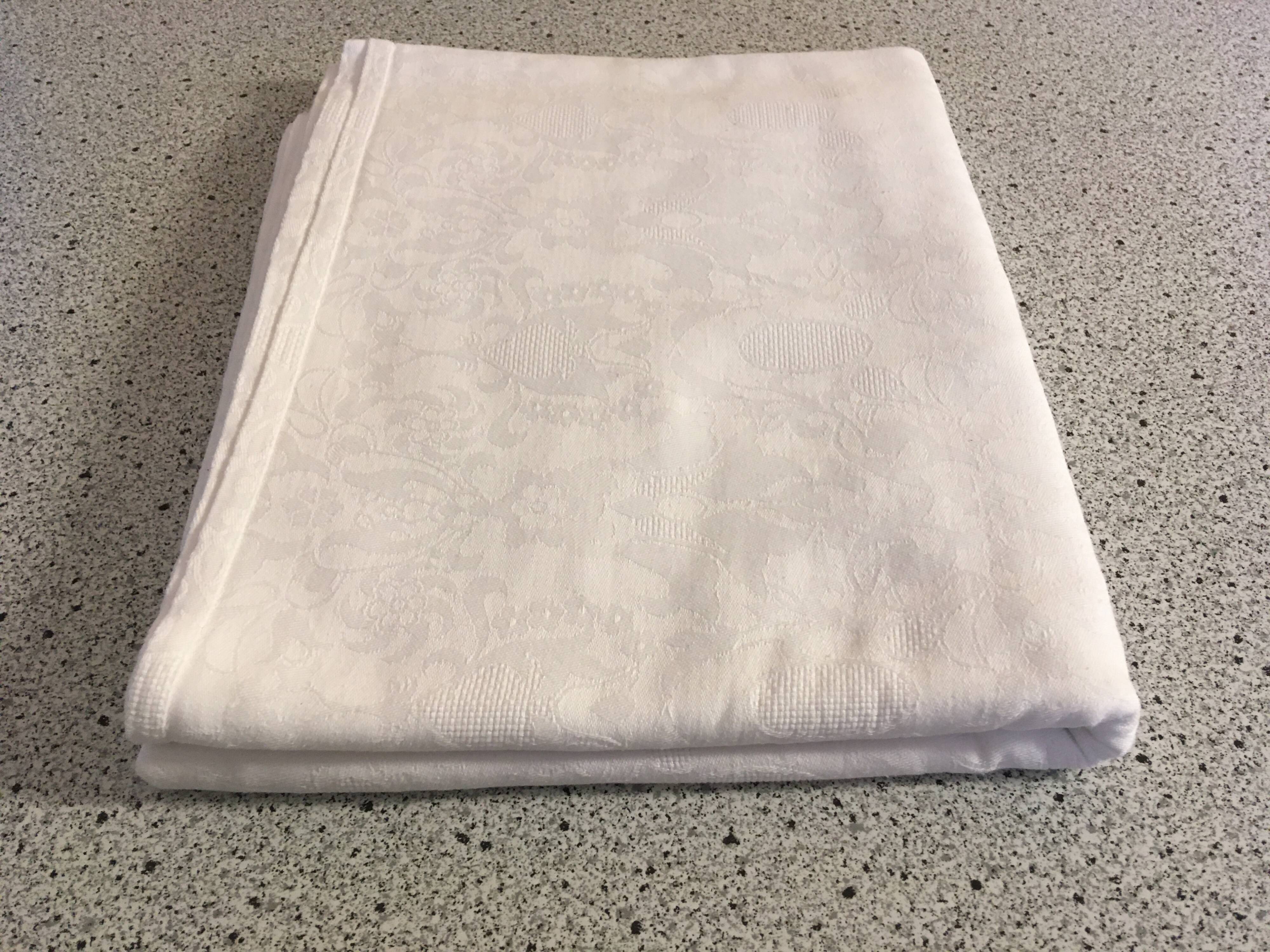 Nappe damassée 130 X 225 volutes et motifs ajourés