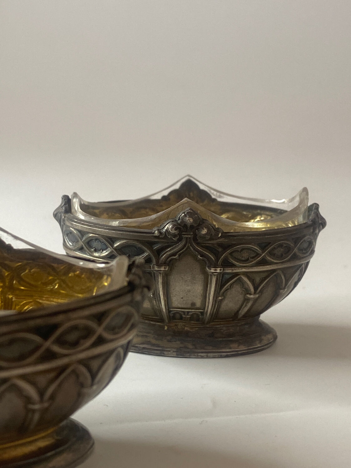 2 salt shakers Saint Louis in silver