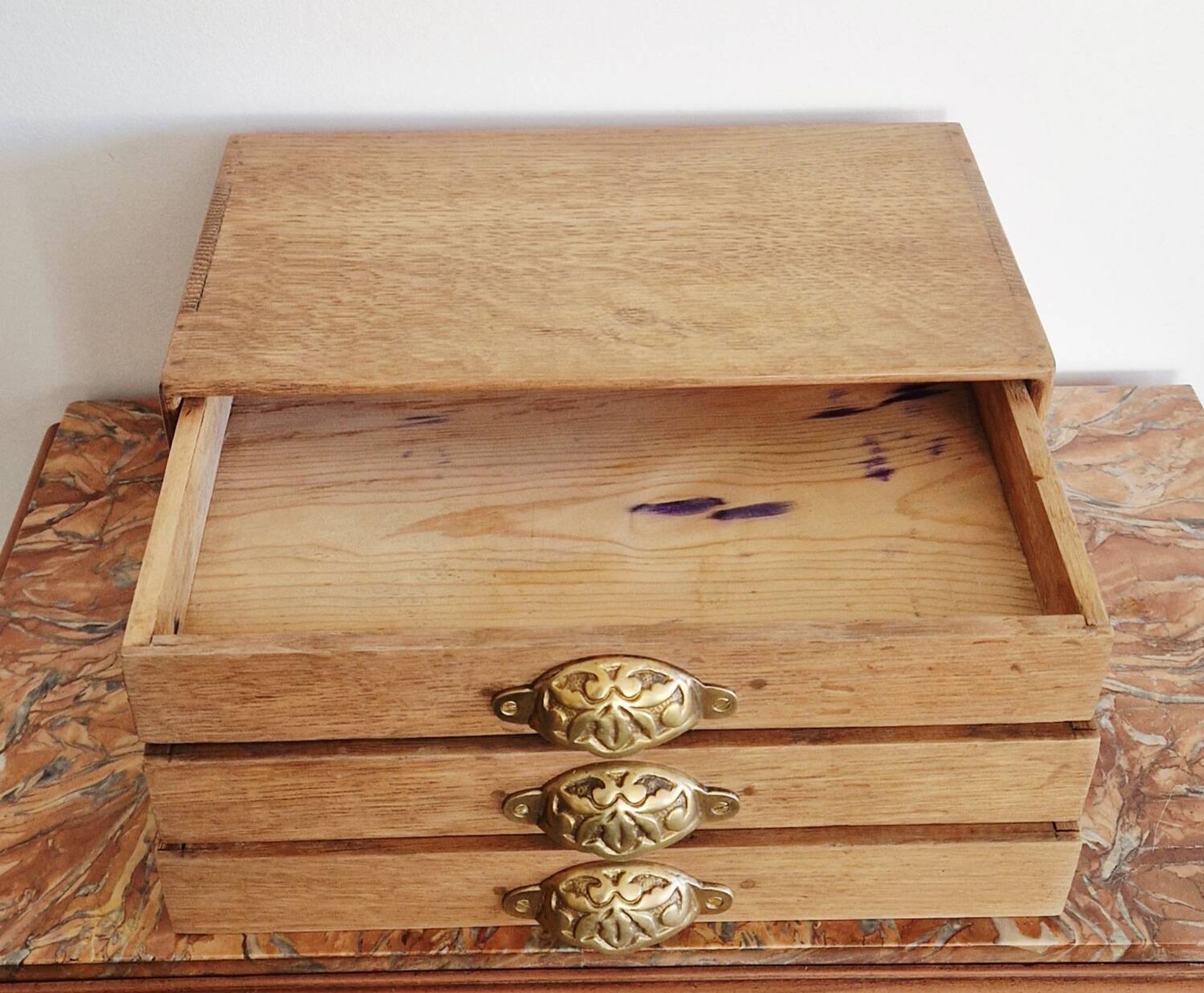 Small storage chest of drawers in oak and brass - 1900s period