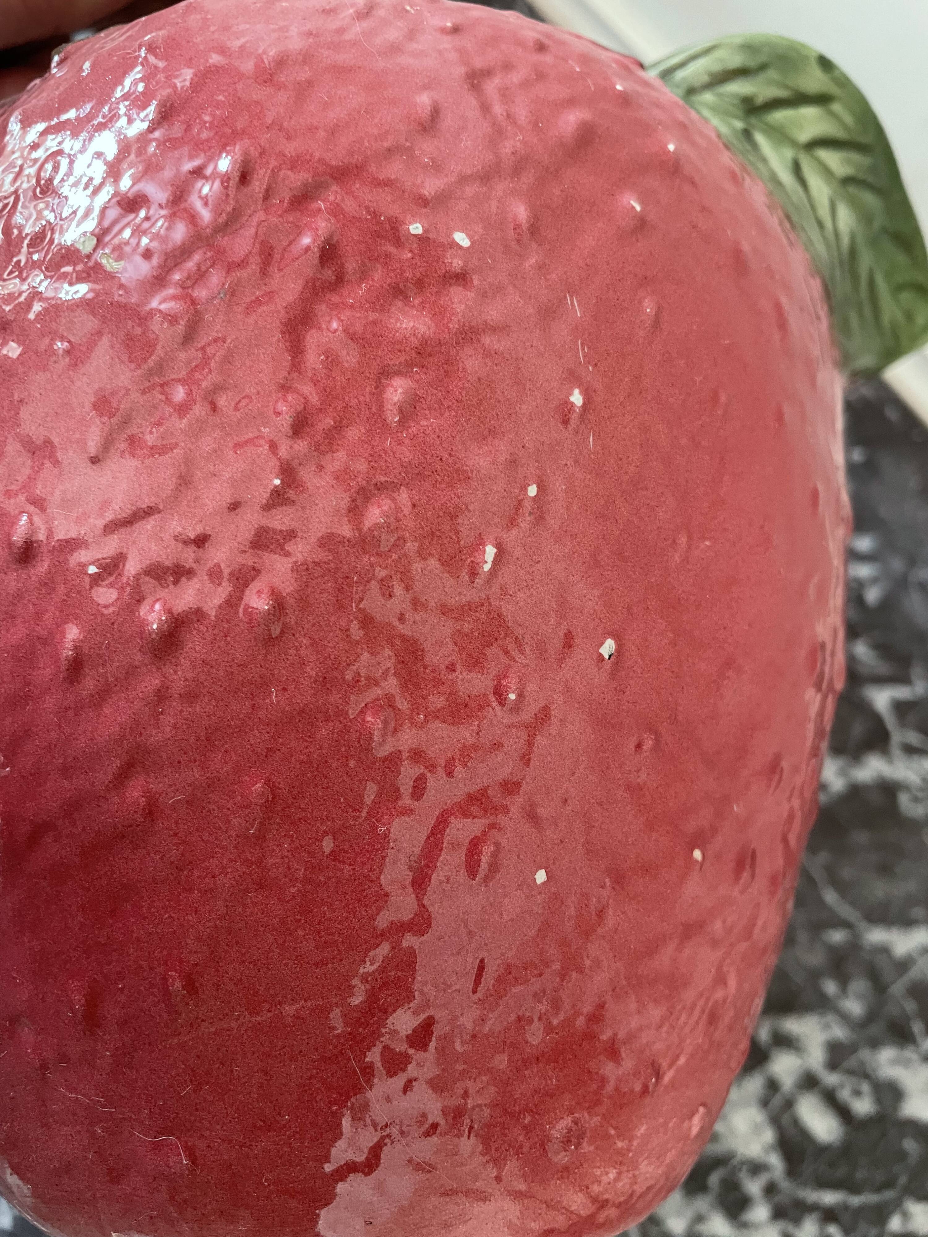 Strawberry-shaped slurry pitcher