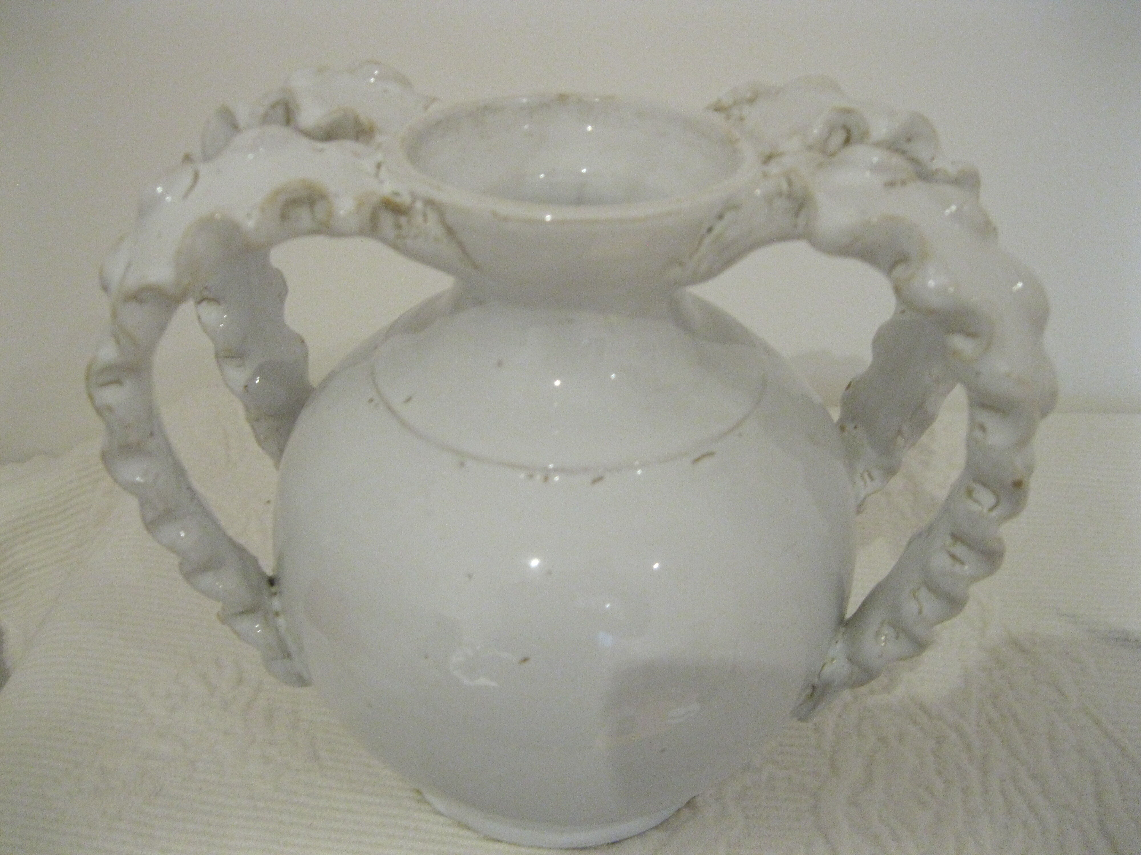 White vase with 4 coves