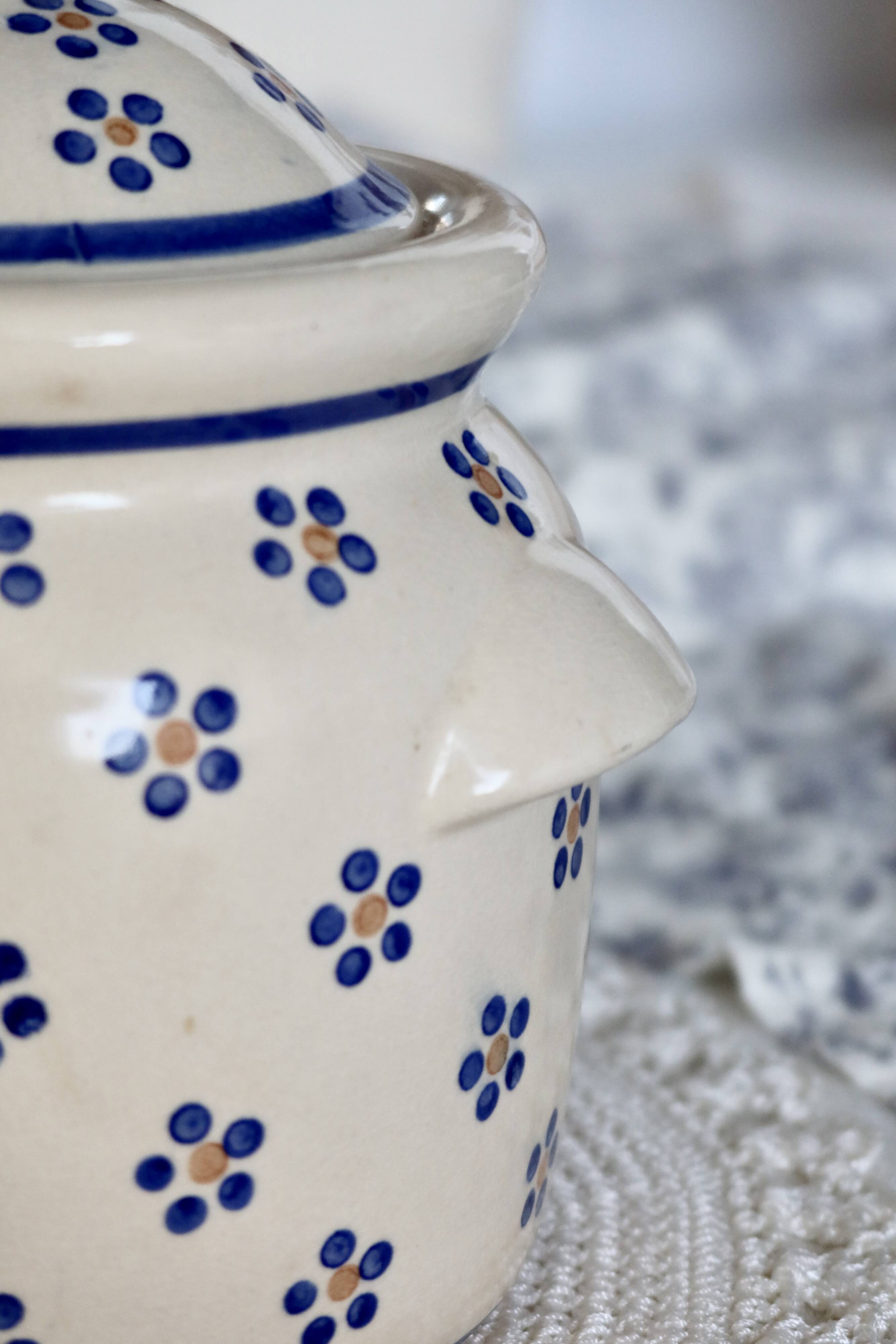 Vintage beige earthenware bonbonnière - Hand-painted blue floral decoration