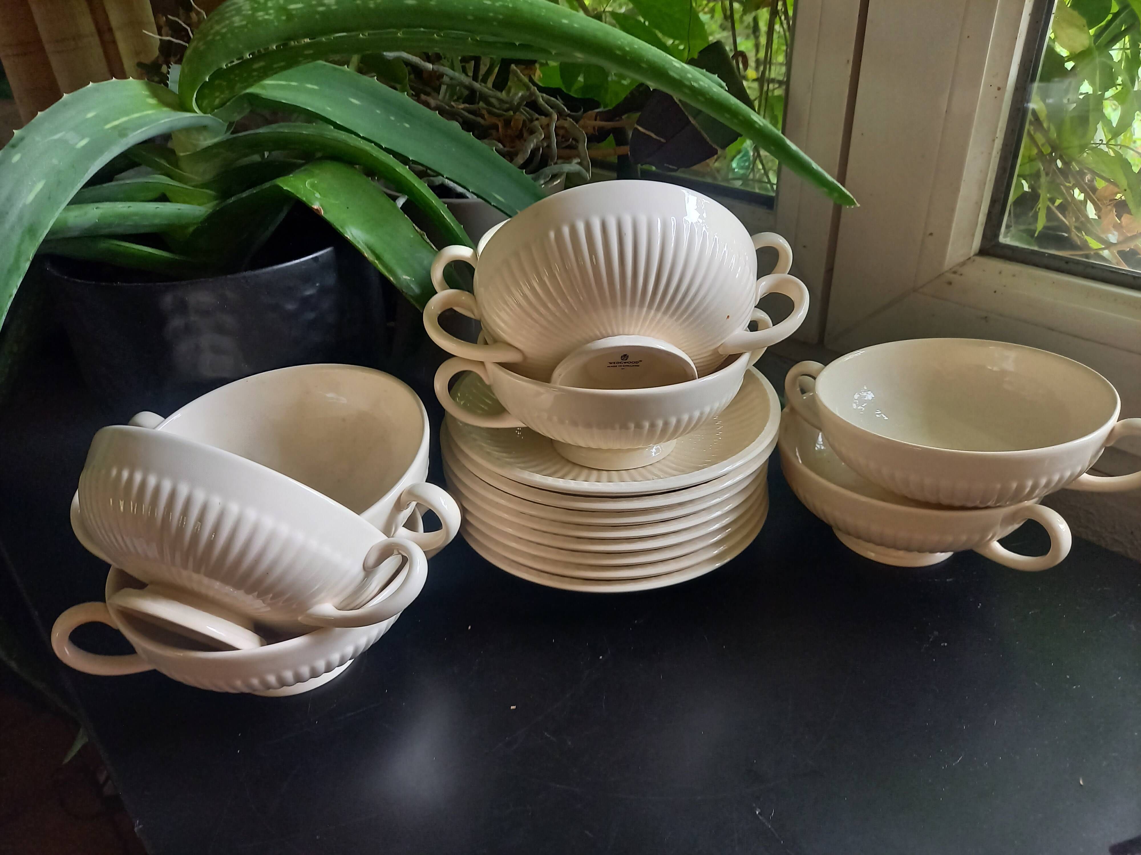 Set of 8 vintage Wedgwood cups with handles and 8 saucers